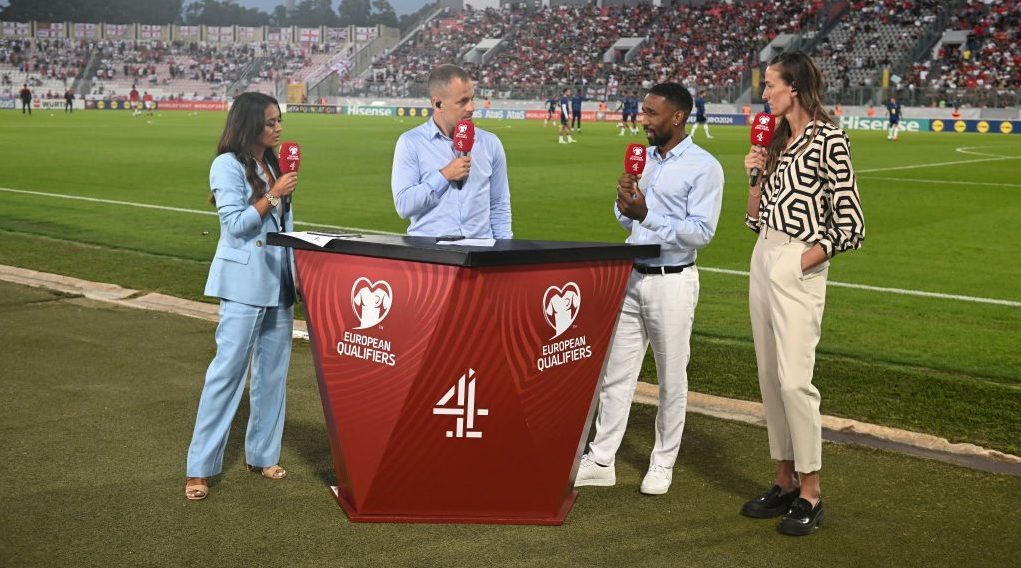 Jill Scott (a destra) durante una partita di qualificazione a Euro 2024 dei Tre Leoni.