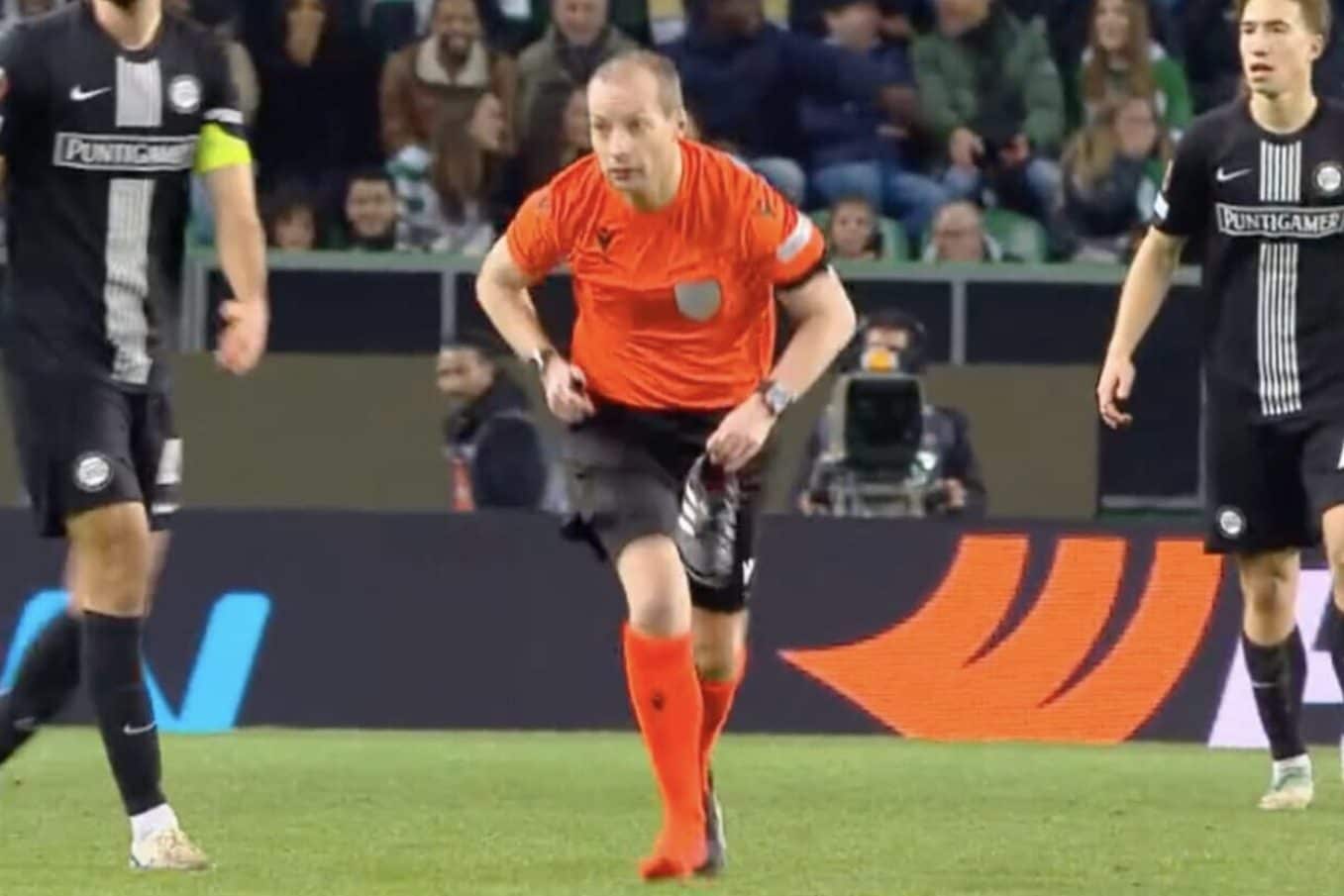 L'arbitro Collum ligio al dovere: gli capita un imprevisto in Sporting ...