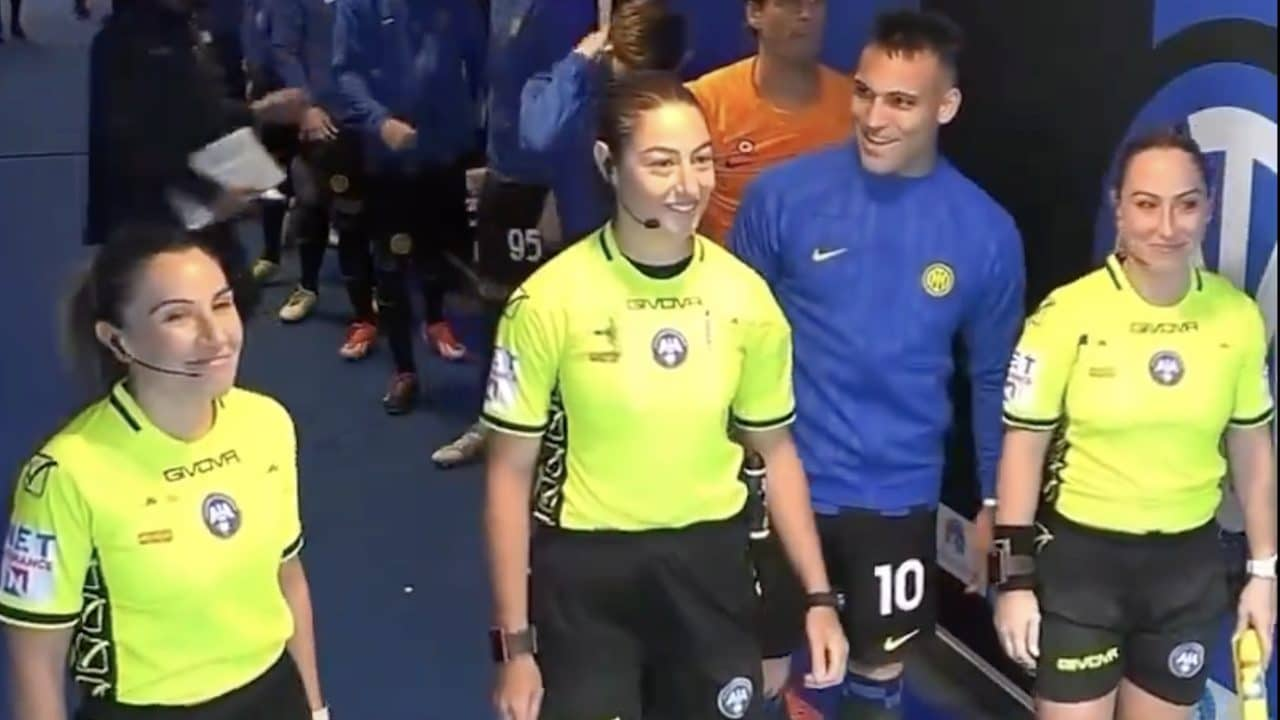 Lautaro Martinez trova le arbitre di Inter Torino nel tunnel e ha un pensiero dolcissimo: “Brave!”