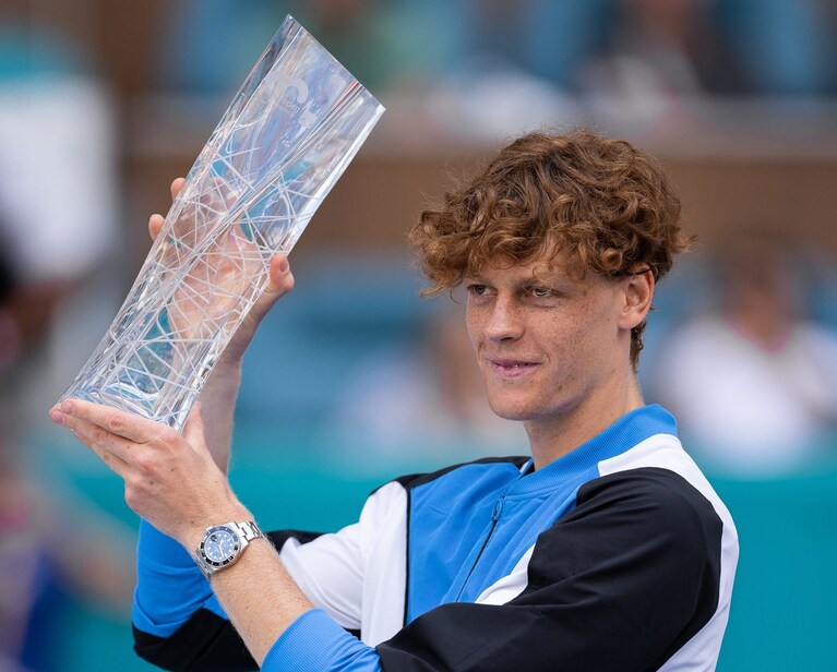Jannik Sinner col trofeo vinto all'ATP 1000 di Miami