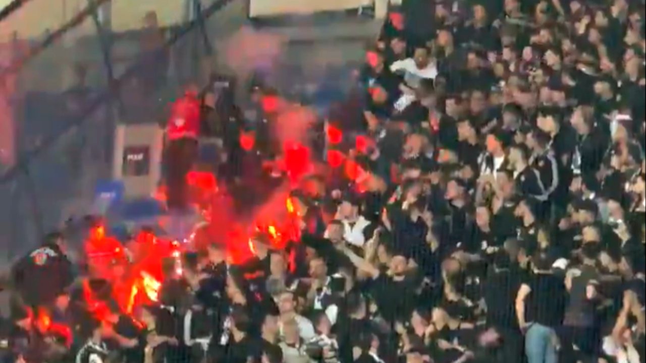 Panico nel derby di Istanbul tifosi lanciano un razzo ma sbagliano