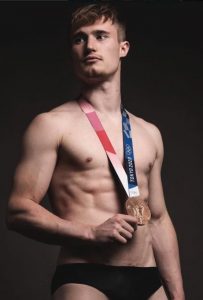 Il campione di tuffi alle Olimpiadi che si mantiene su OnlyFans: il suo