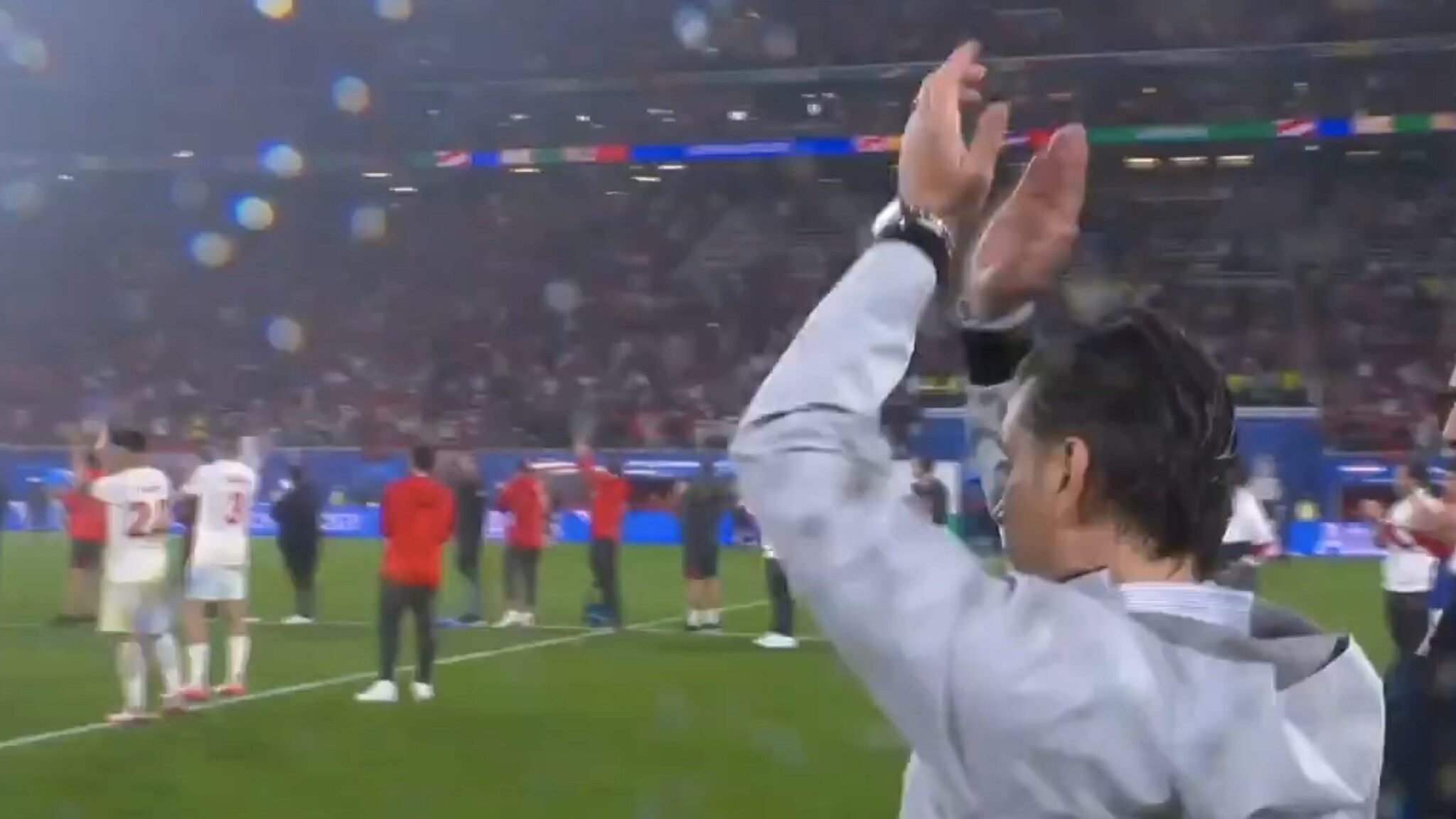L'applauso di Vincenzo Montella e della Turchia per rendere onore all'Austria.