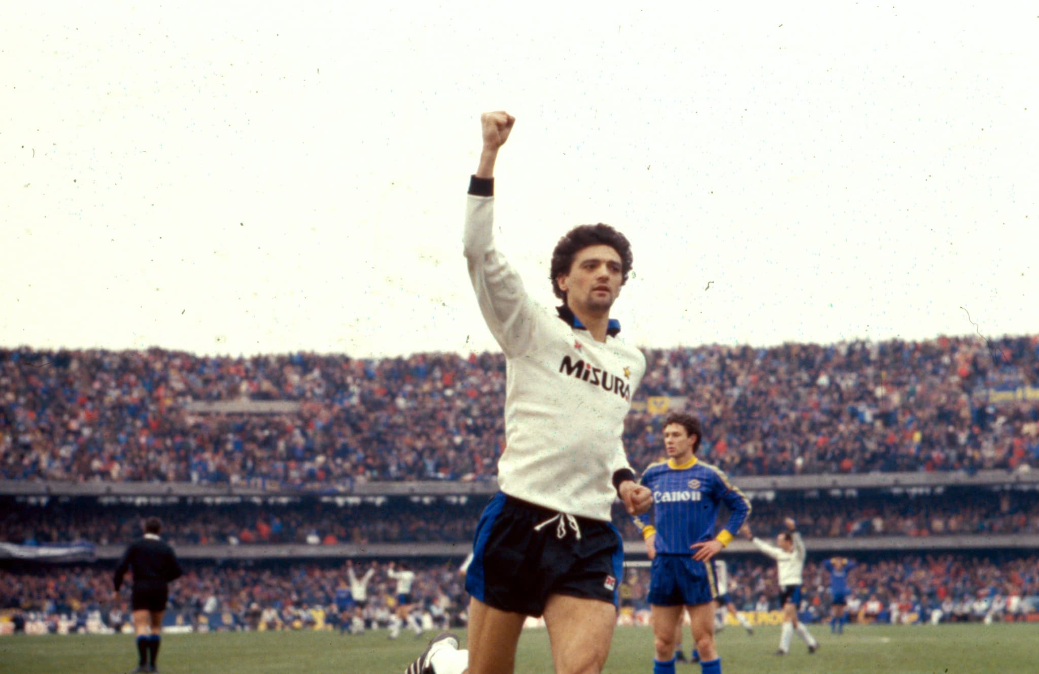 Altobelli esulta per un gol con la maglia dell’Inter.