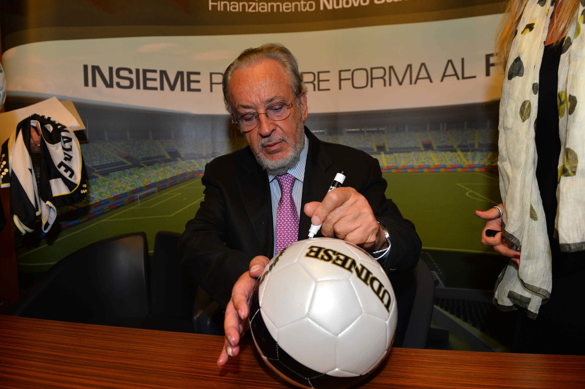Gino Pozzo firma un pallone dell’Udinese.