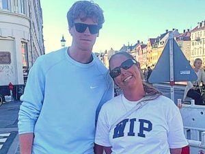Sinner a Copenaghen e nessuno lo riconosce, una donna incredula: “Jannik!”. Poi il dialogo surreale