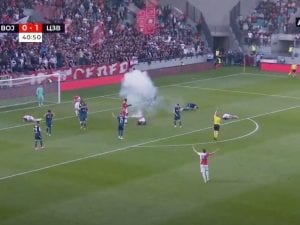 ordigno esplosivo lanciato dalla curva durante la finale quattro calciatori crollano al suolo