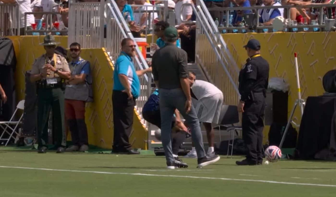 Il momento in cui l’allenatore del Fluminense allontana il pallone.