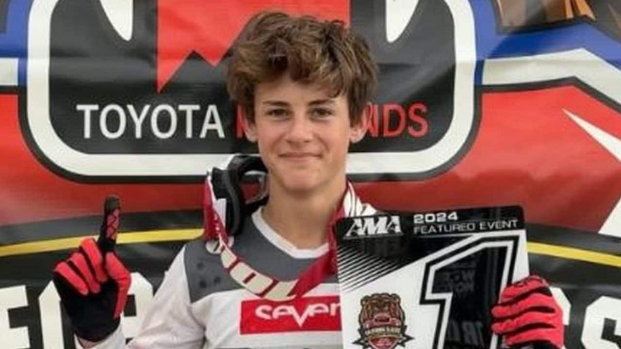 Aidan Zingg muore a 16 anni in una gara di motocross: investito da altre moto, resta esanime in pista