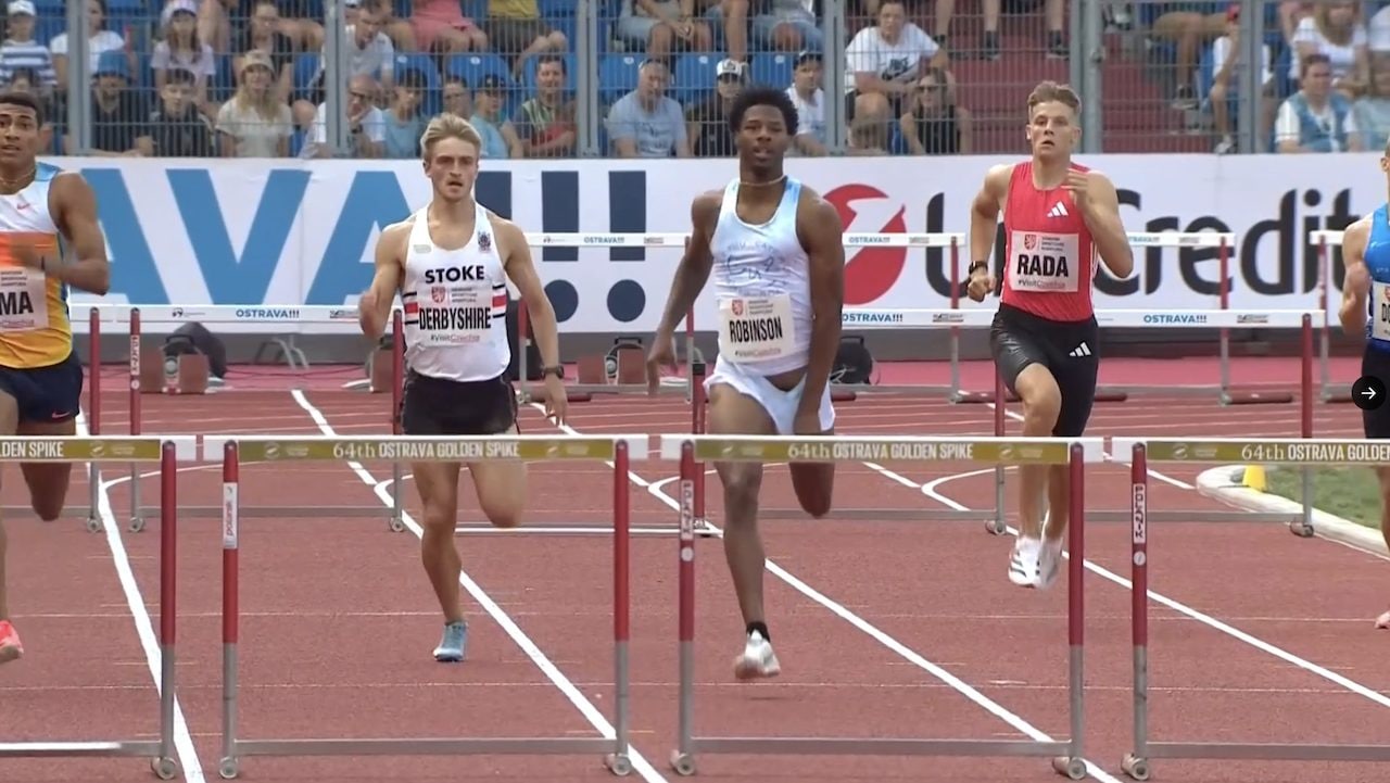 Robinson vince i 400 ostacoli più assurdi: copre i pantaloncini perché fuoriescono le parti intime