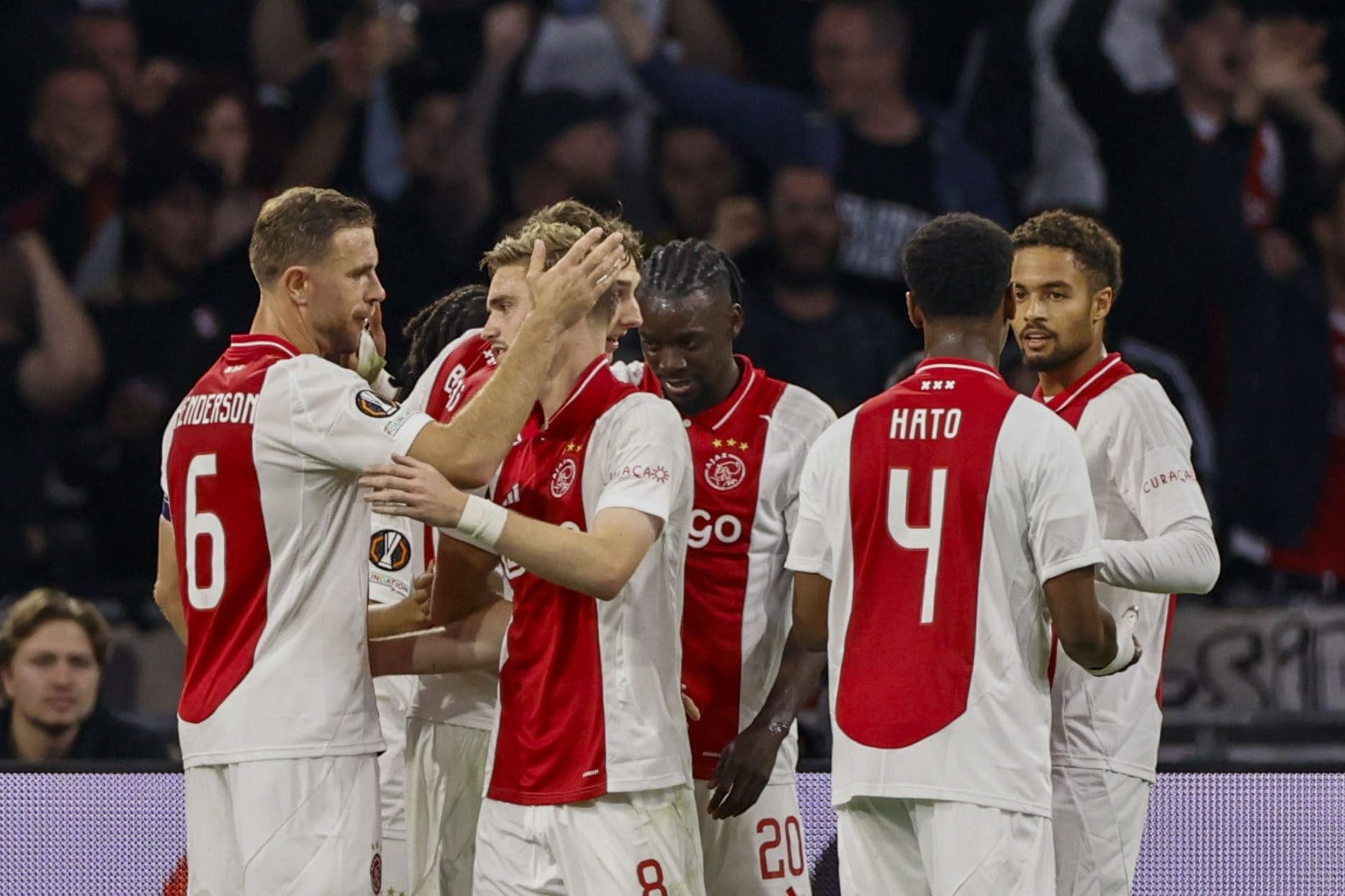 L'Ajax licenzia sette giocatori scrivendogli su Whatsapp: sono stati avvisati con un messaggio
