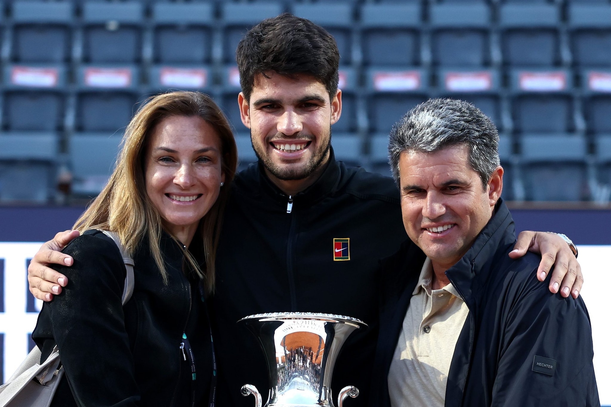 Alcaraz assieme ai genitori quest’anno a Roma, col trofeo degli Internazionali d’Italia
