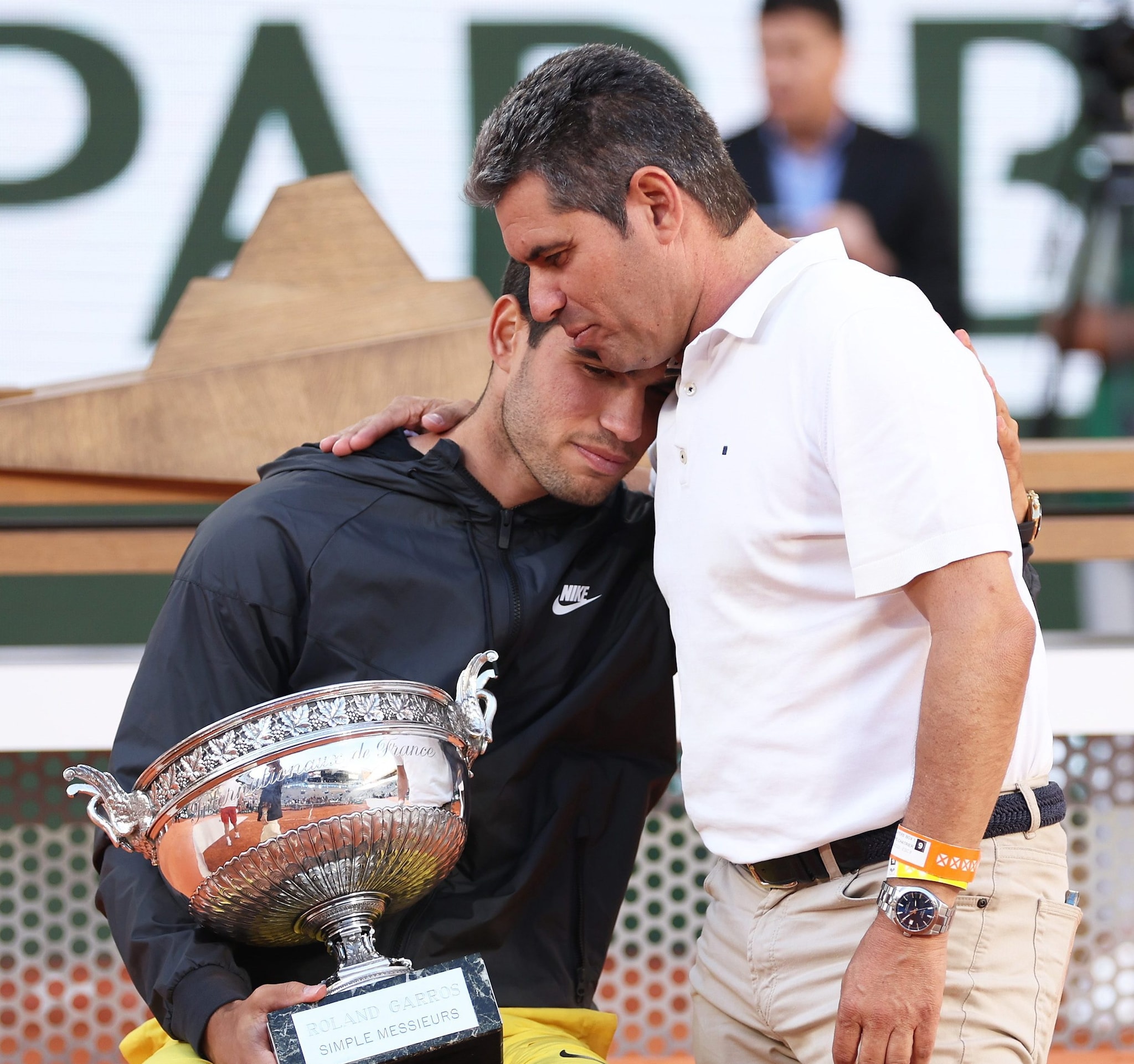 Carlos Alcaraz in un atteggiamento molto affettuoso col padre dopo aver vinto il Roland Garros 2024