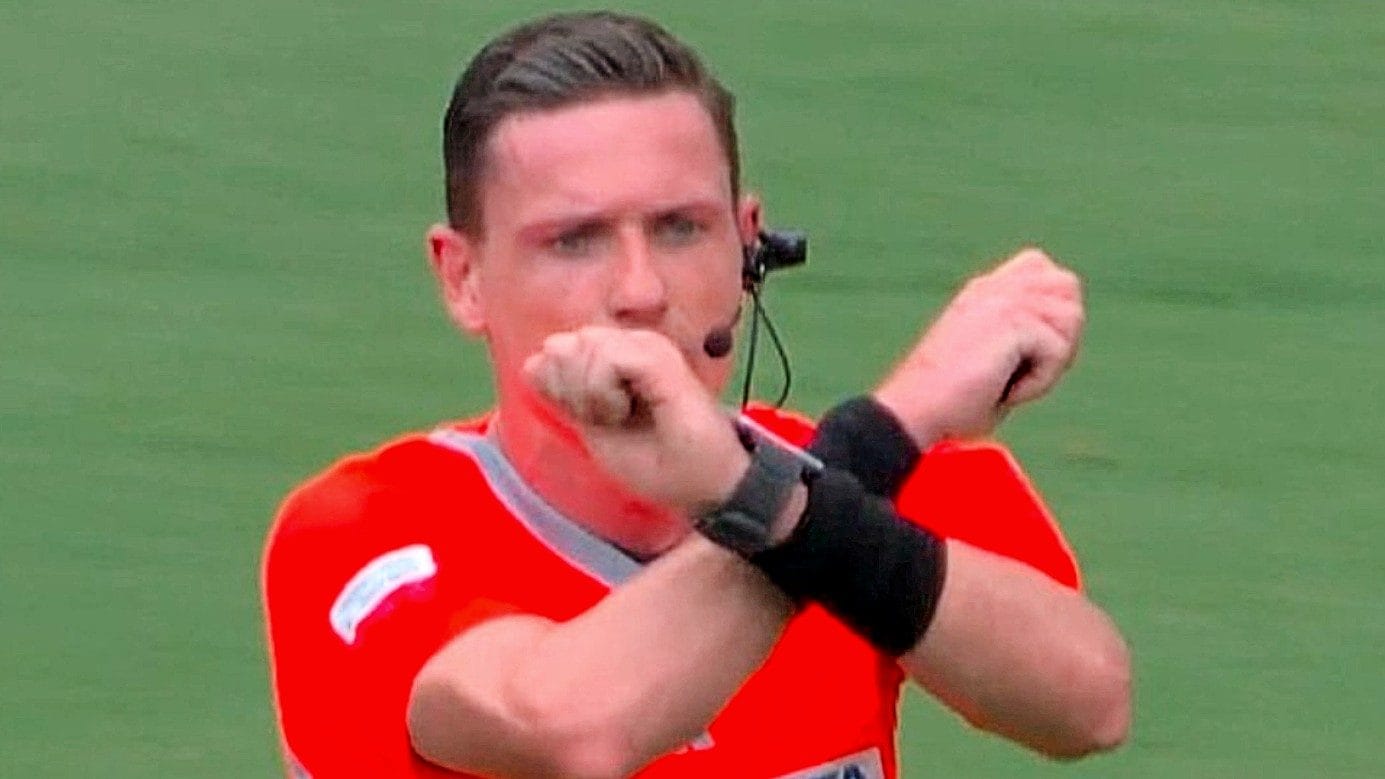 L'arbitro di Real Madrid-Pachuca fa il segno della X, è la nuova regola del calcio: cosa è successo