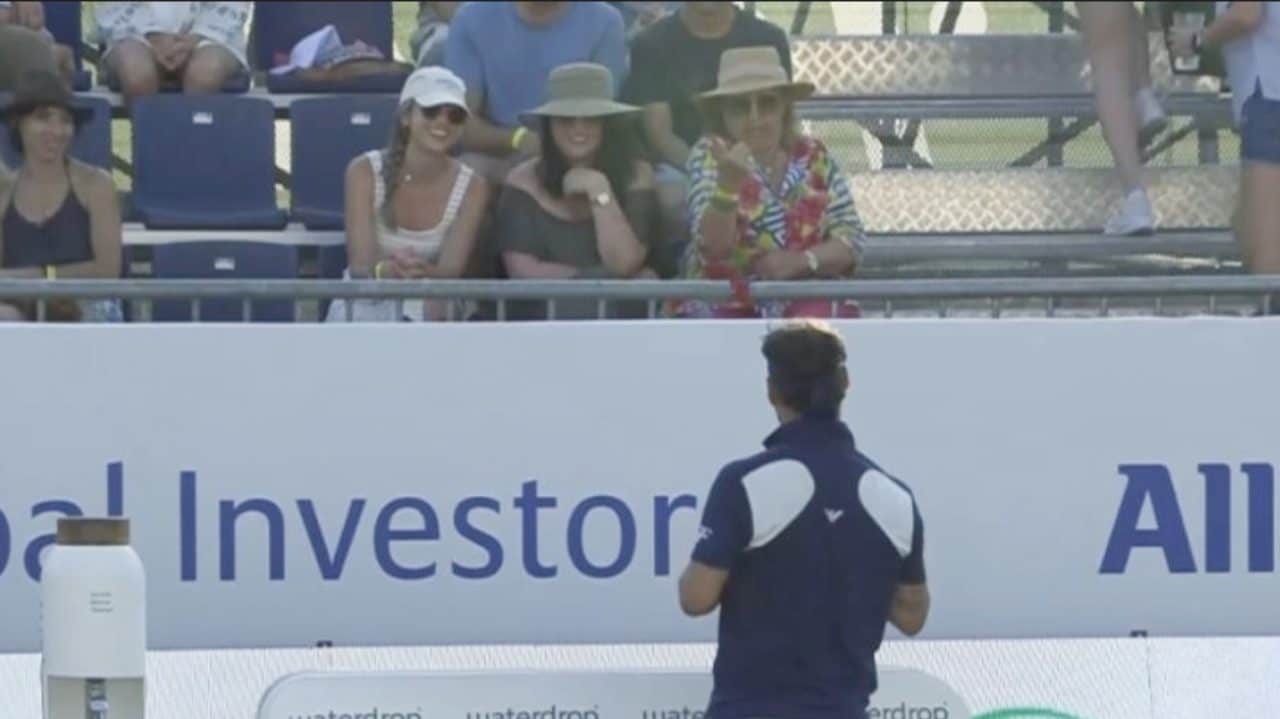 Fognini si gira verso una tifosa scatenata in tribuna: "Signora, le faccio cambiare posto"