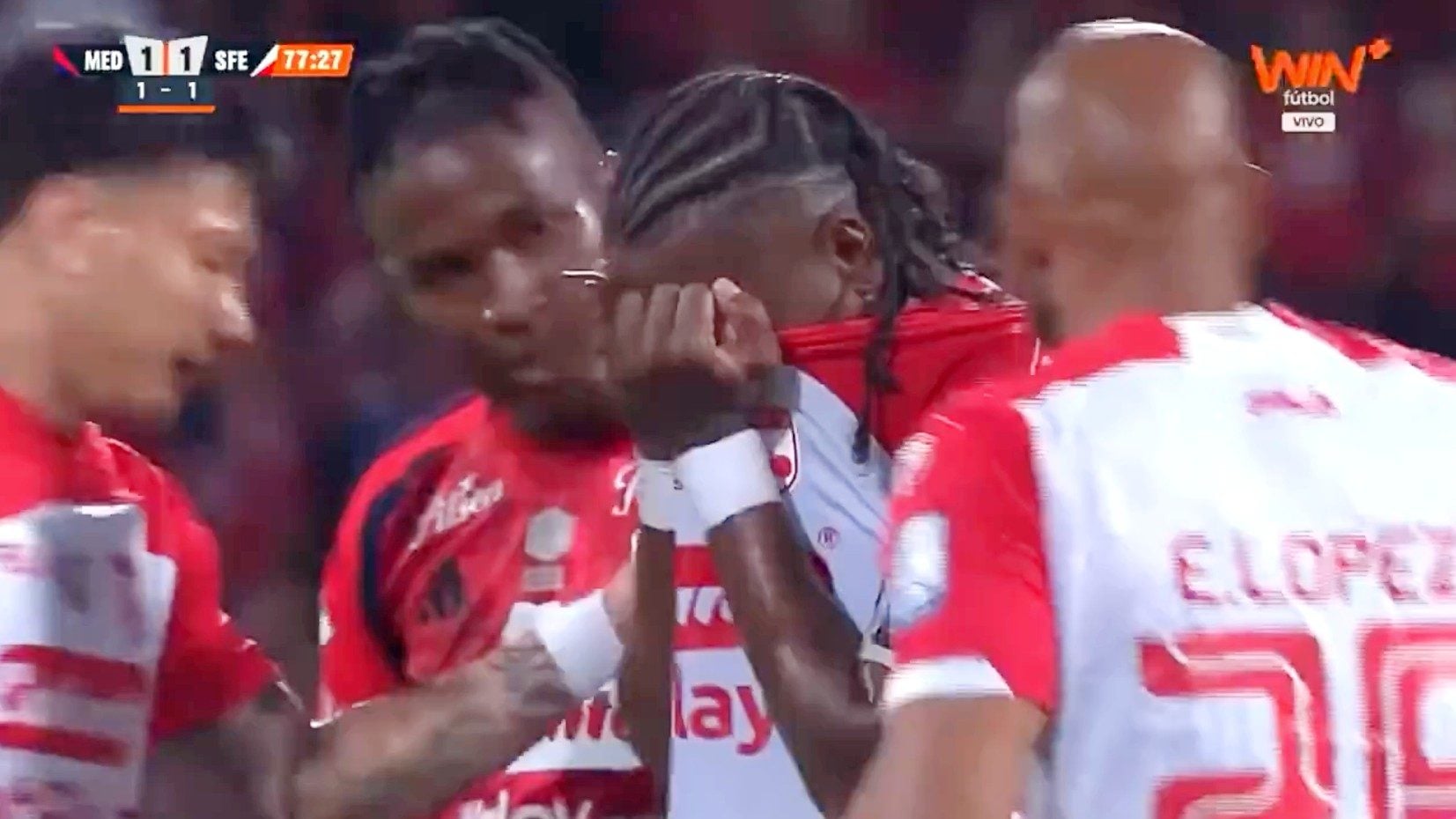 Rodallega infortunato segna il gol che decide il campionato giocando su una sola gamba: scene epiche