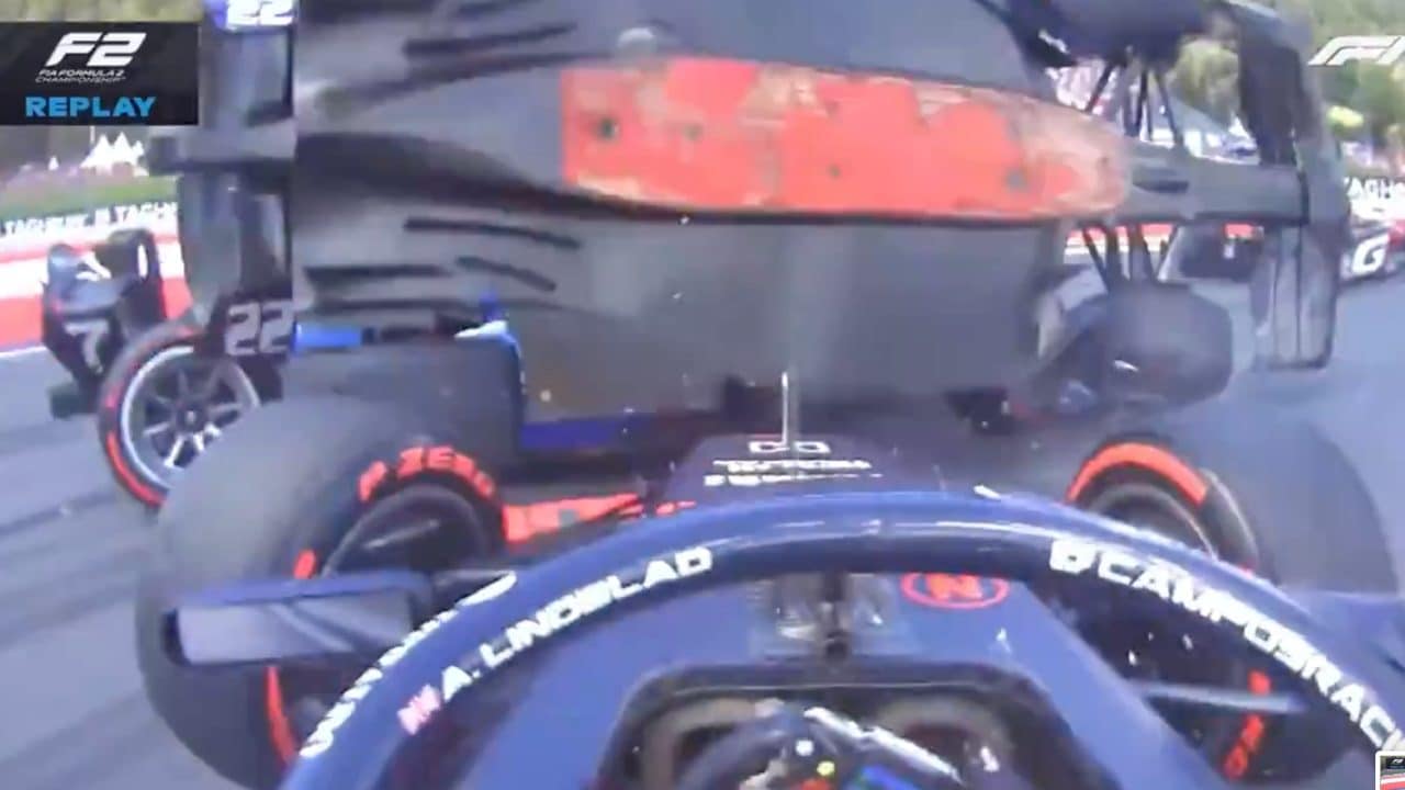 Tremendo incidente in Formula 2: Meguetounif si cappotta due volte, coinvolti altri due piloti