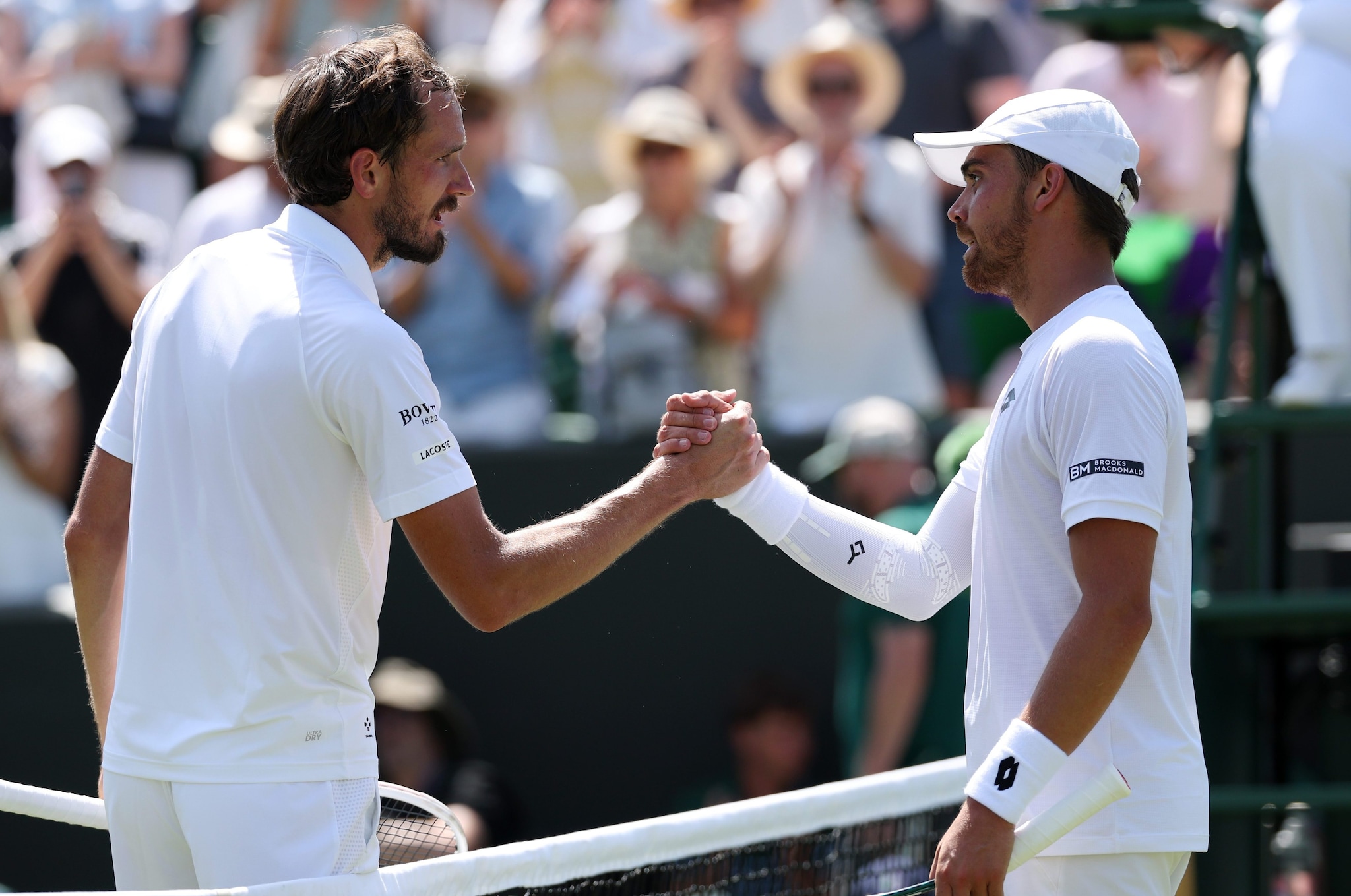 La stretta di mano a fine partita tra Daniil Medvedev e Benjamin Bonzi a Wimbledon