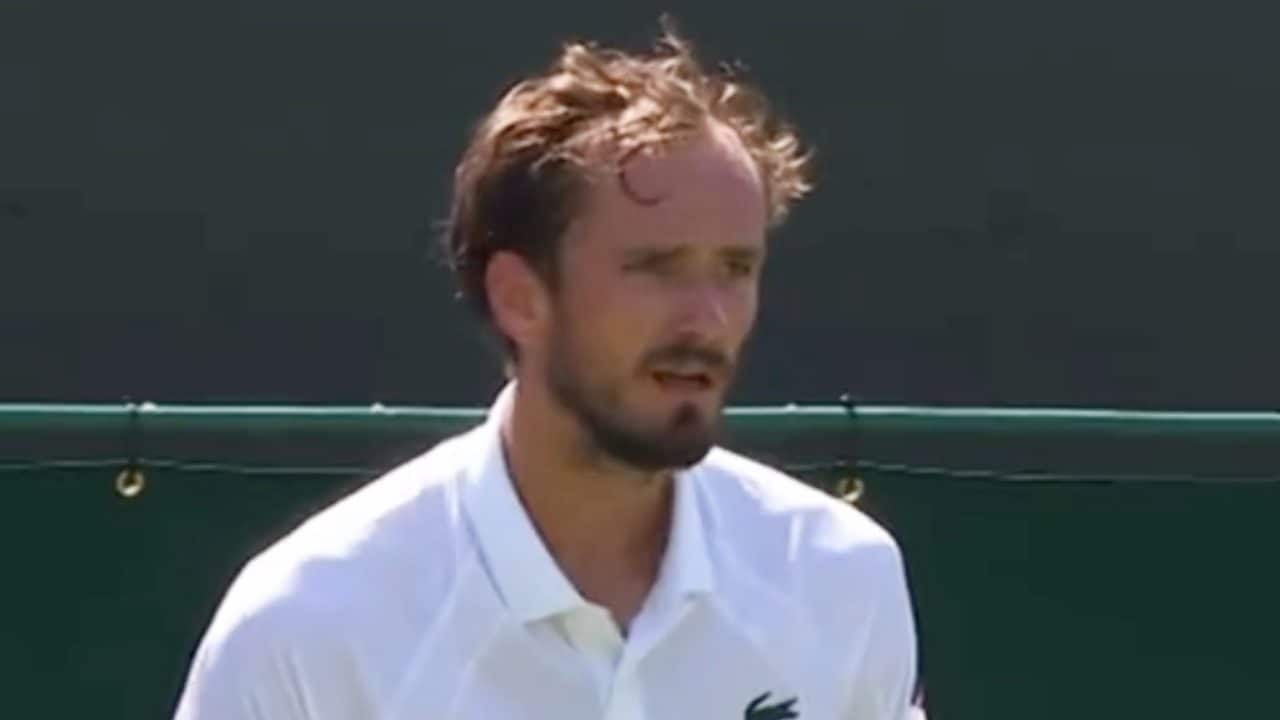 Medvedev già fuori a Wimbledon, frase surreale detta a Bonzi in francese: "Tu potresti essere ricco"