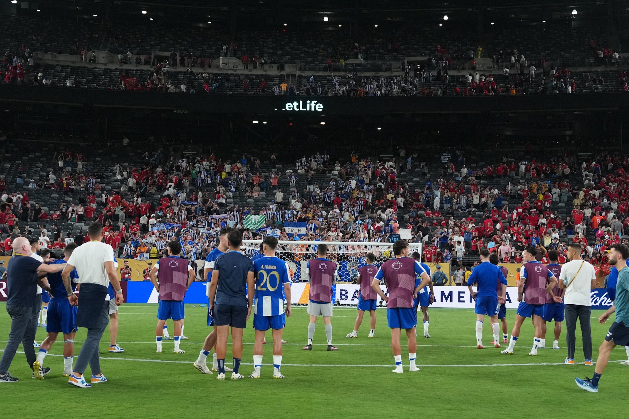L’ultimo atto del Porto al Mondiale per Club: giocatori sotto la tribuna dopo l’inutile pareggio con l’al Ahly