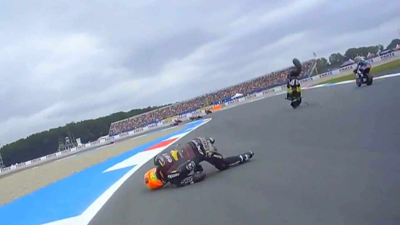 Incidente in Moto2 ad Assen: Salac subisce una brutta caduta dopo il contatto con Alonso Lopez