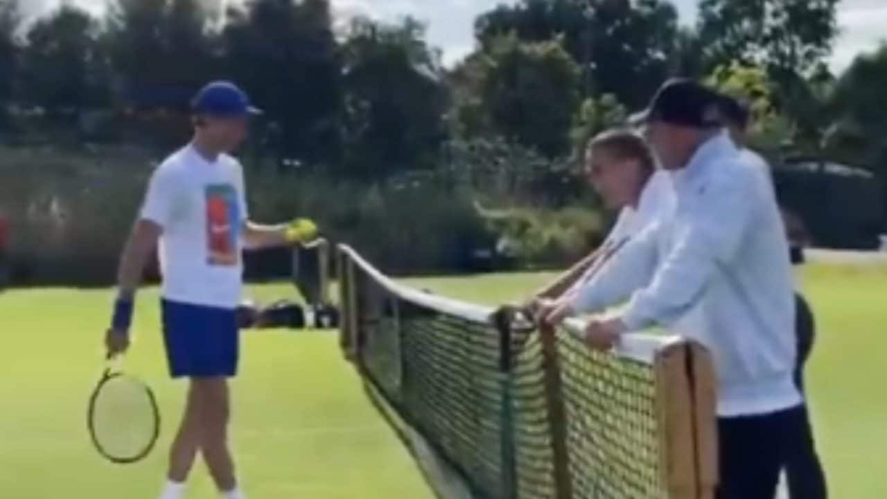 Aryna Sabalenka va da Jannik Sinner a Wimbledon, vuole un confronto: è la sfida del tubo