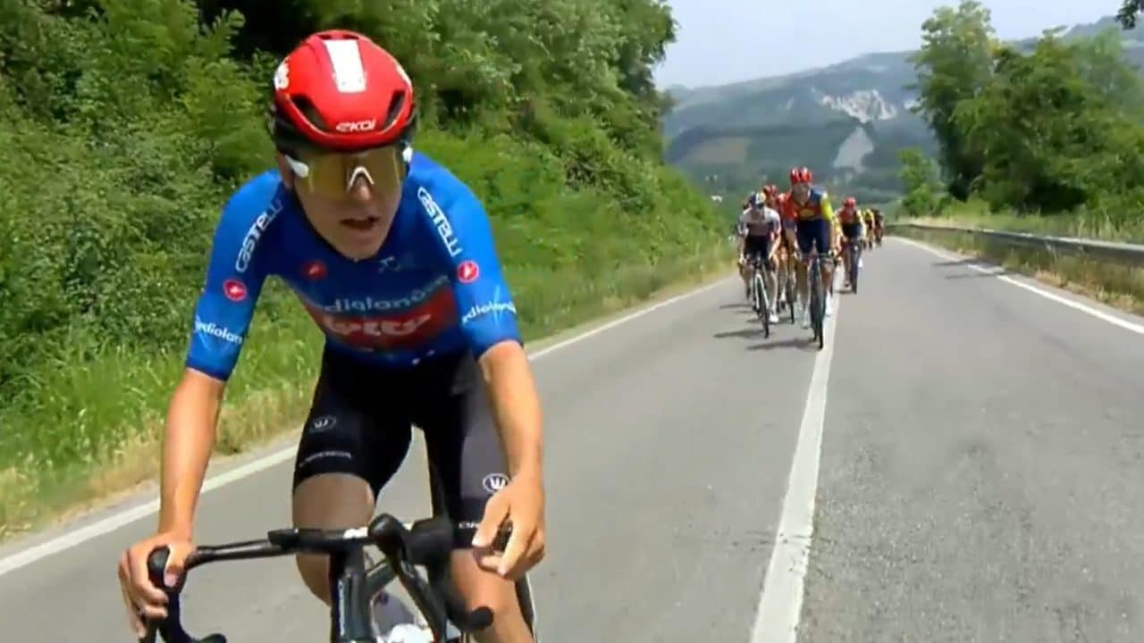 Jarno Widar commuove al Giro Next Gen: prima aiuta un motociclista, poi scoppia a piangere