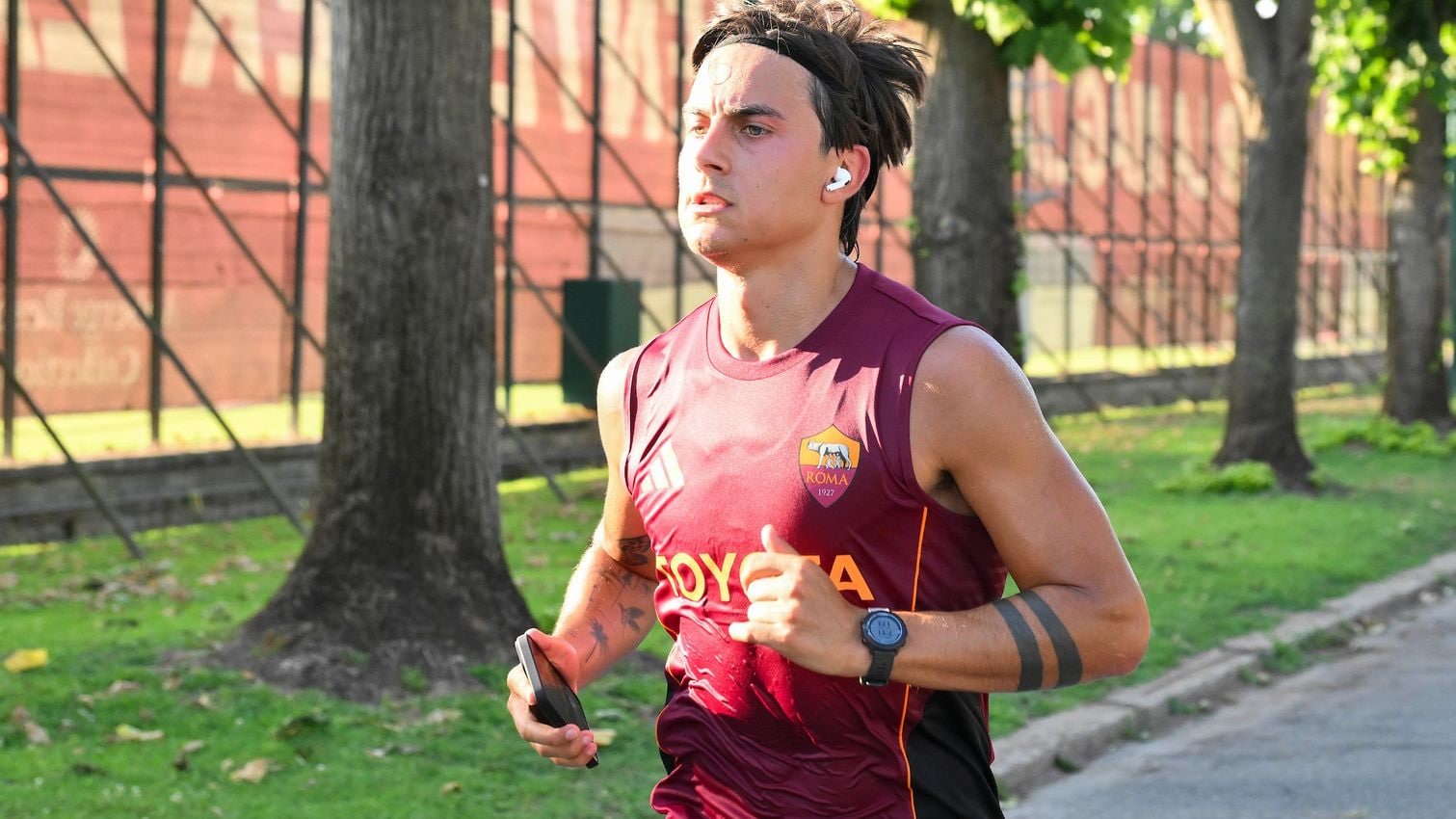 Dybala con le cuffie AirPods durante gli allenamenti (Foto sito ufficiale As Roma).