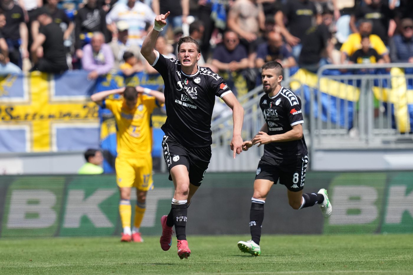 Francesco Pio Esposito esulta con lo Spezia: è stato il capocannoniere dell’ultima Serie B