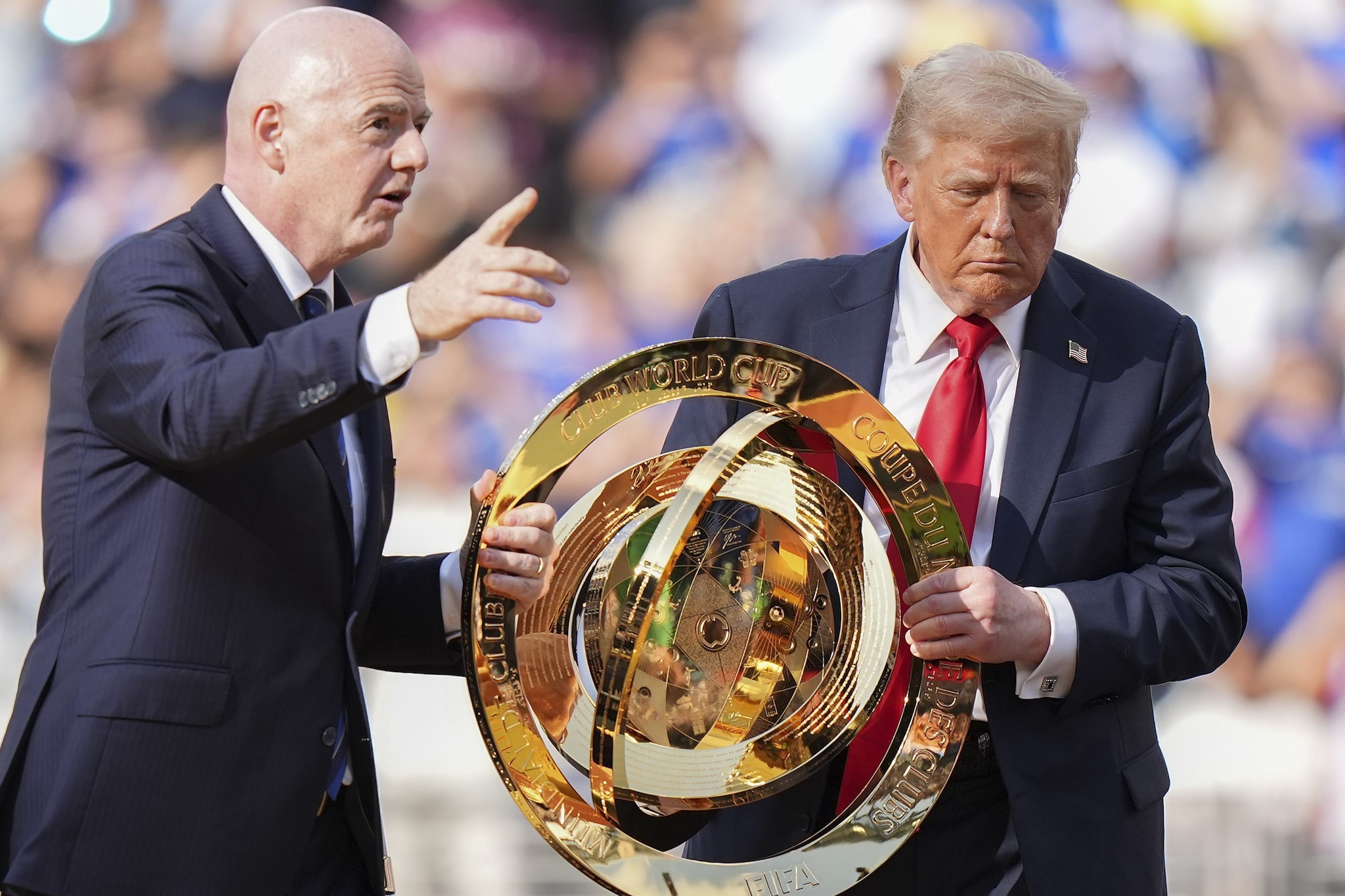 Trump si è tenuto il trofeo del Mondiale per Club, al Chelsea una copia: "L'originale ce l'ho io"
