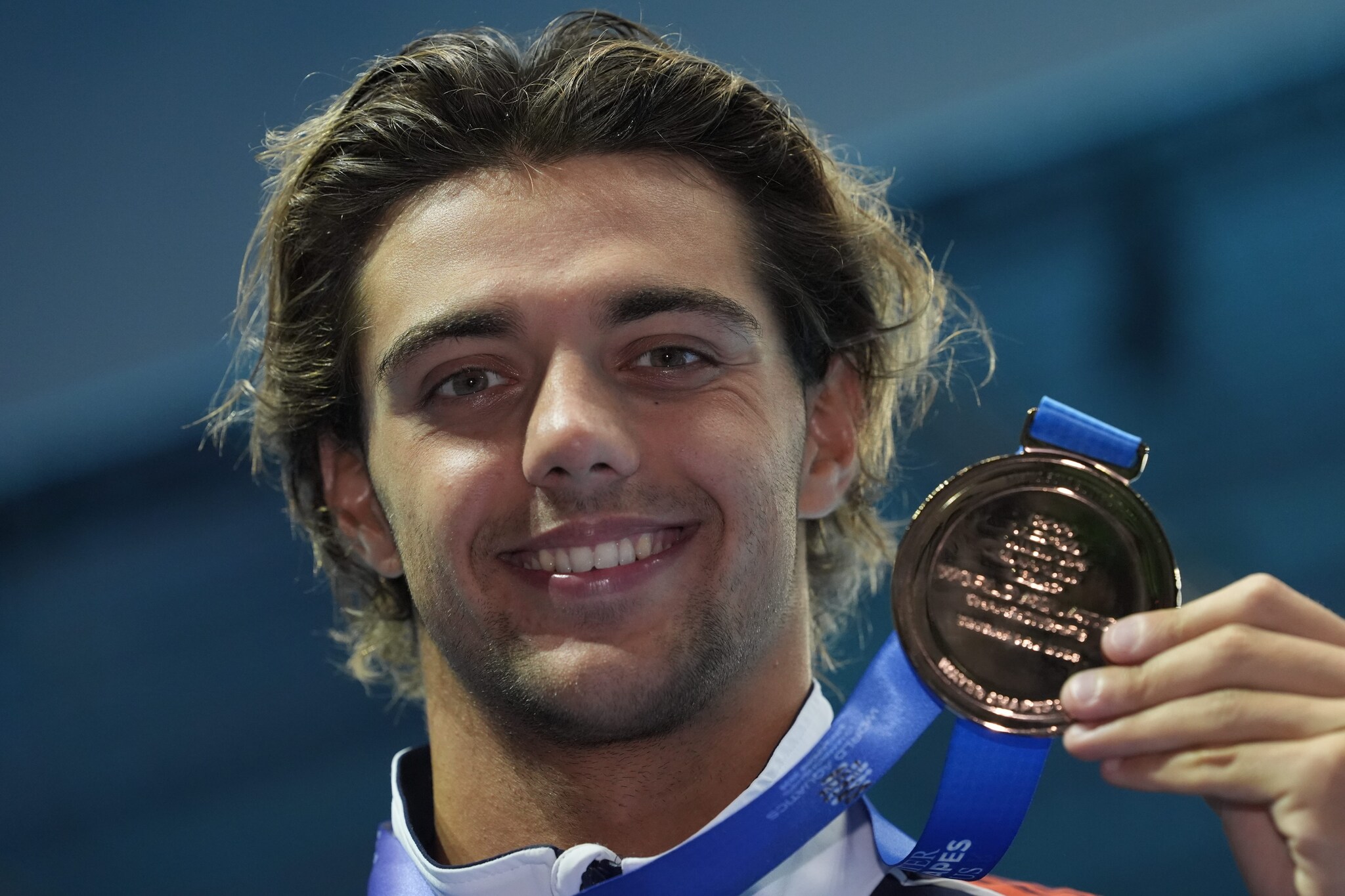 Thomas Ceccon con la medaglia di bronzo vinta ai Mondiali nei 100 delfino, ha già anche un argento in staffetta