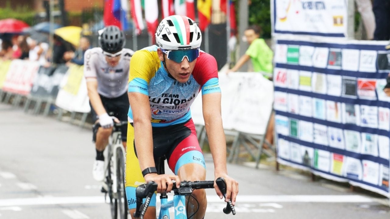 Ciclista cade e perde il casco durante il Giro della Valle d'Aosta: è grave in ospedale