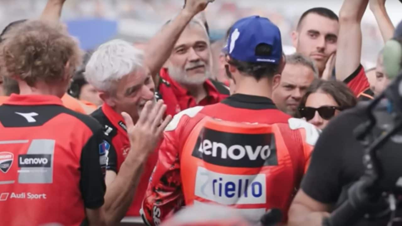 Il dialogo impacciato tra Bagnaia e Dall'Igna ad Assen svela tutto il disagio che c'è in Ducati