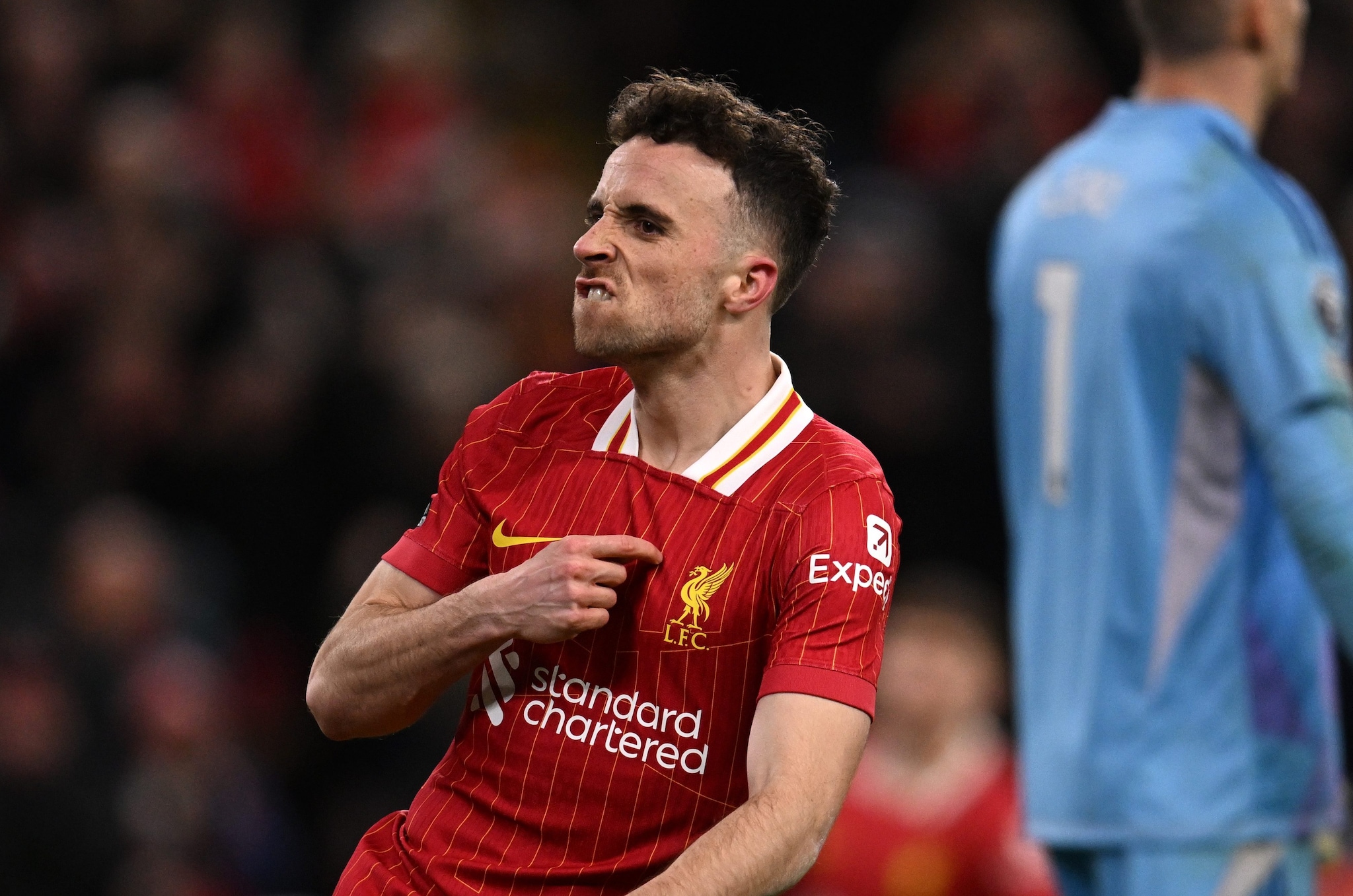 Diogo Jota indica lo stemma del Liverpool dopo aver segnato: i tifosi chiedono di ritirare il suo numero 20