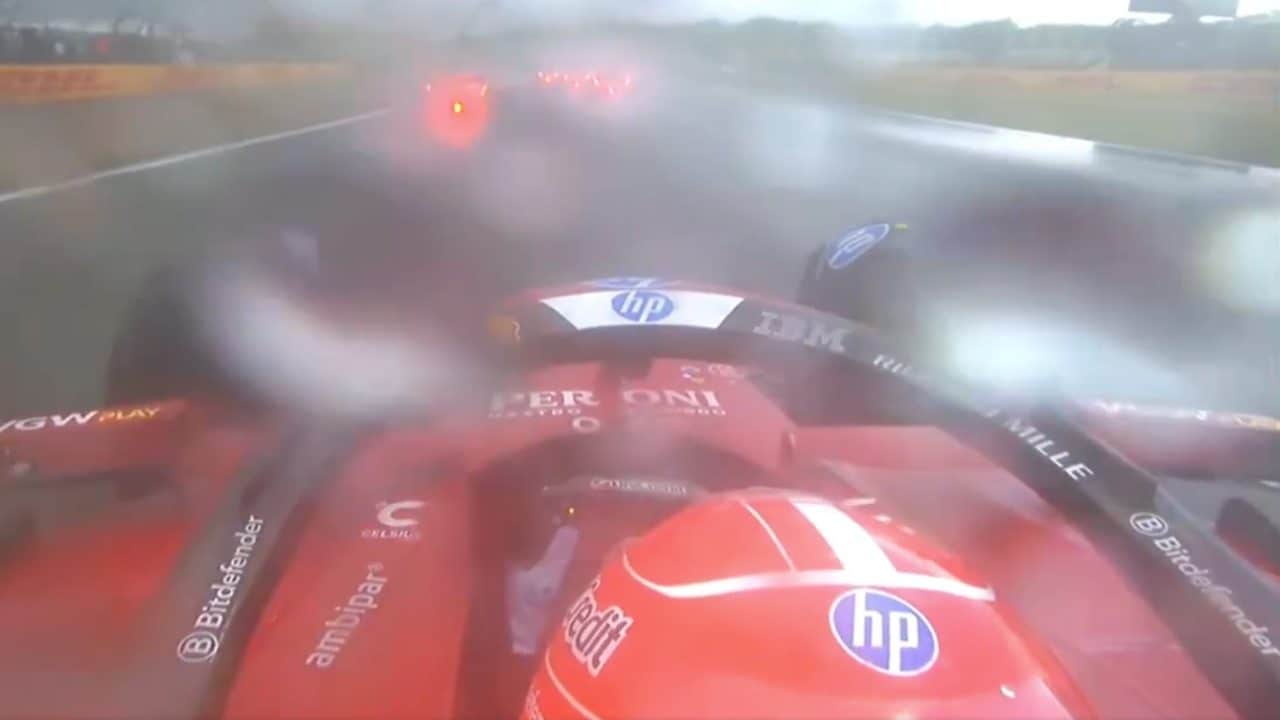 Ferrari e Leclerc in confusione totale, dialogo surreale in radio: "Perché tutte queste domande?"
