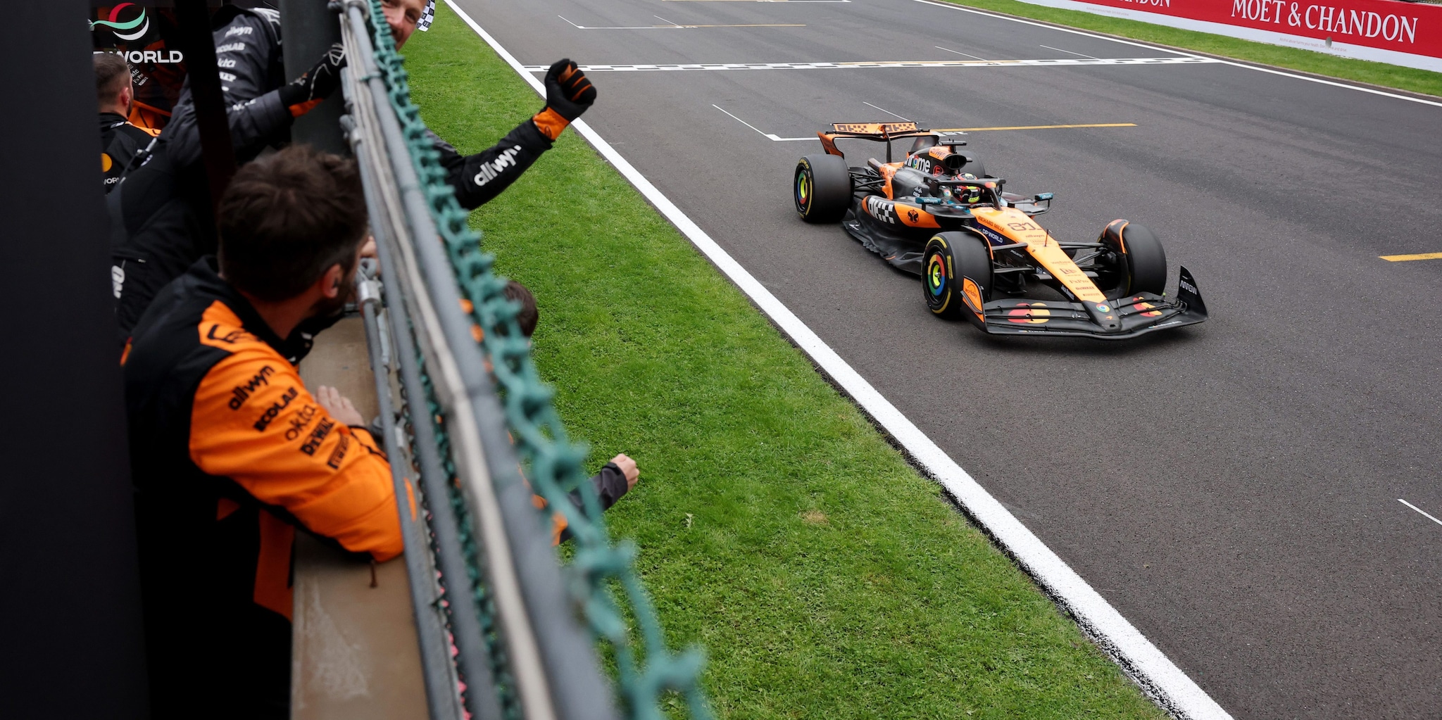 Piastri beffa Norris e vince a Spa dopo la pioggia: Ferrari a podio con Leclerc, furiosa rimonta per Hamilton