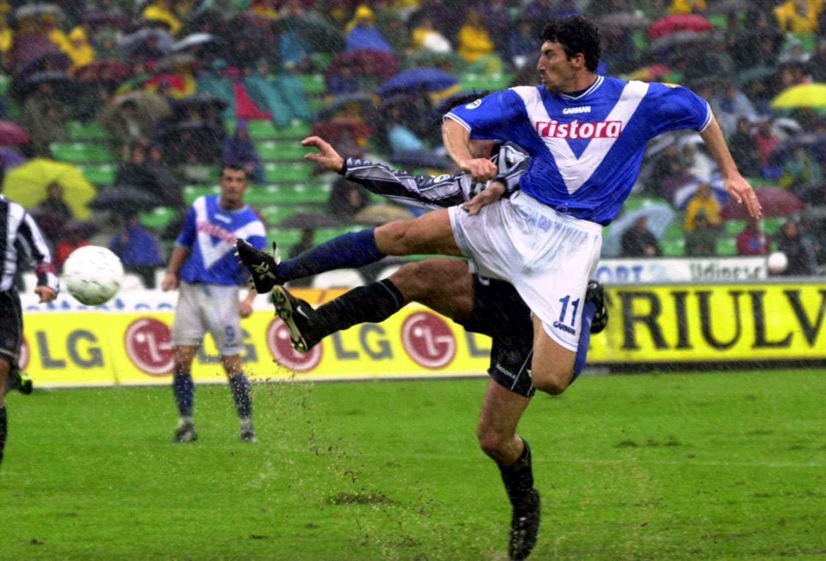 Dario Hubner con la maglia del Brescia negli anni 2000.