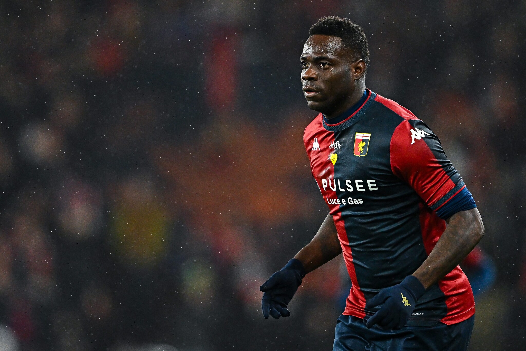 Balotelli in azione con la maglia del Genoa.
