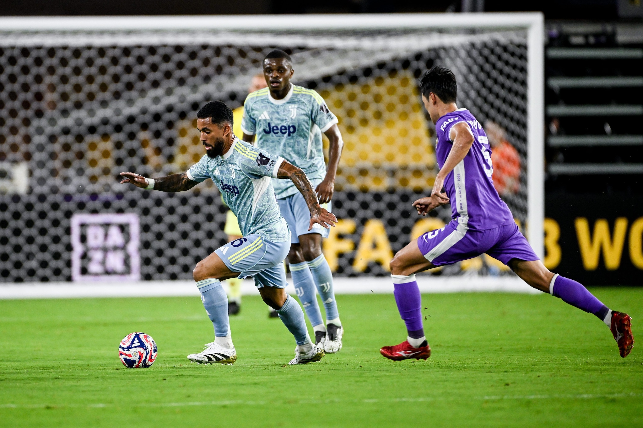 Douglas Luiz in azione con la Juventus nell’unica partita giocata al Mondiale per Club.