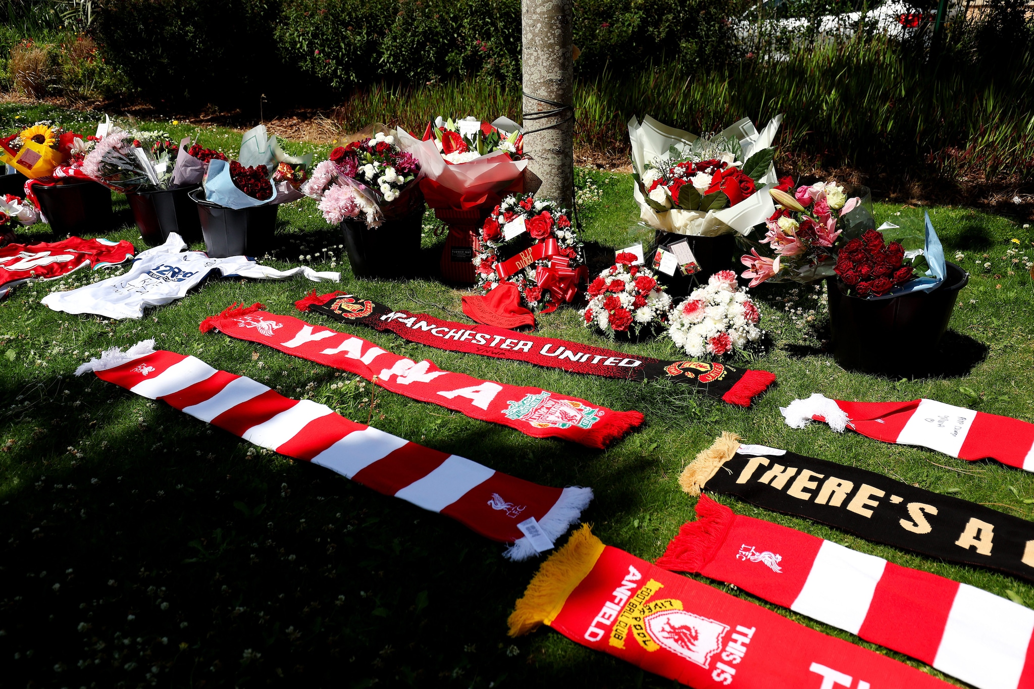 I tifosi del Liverpool già stanno portando omaggi alla memoria di Diogo Jota ad Anfield