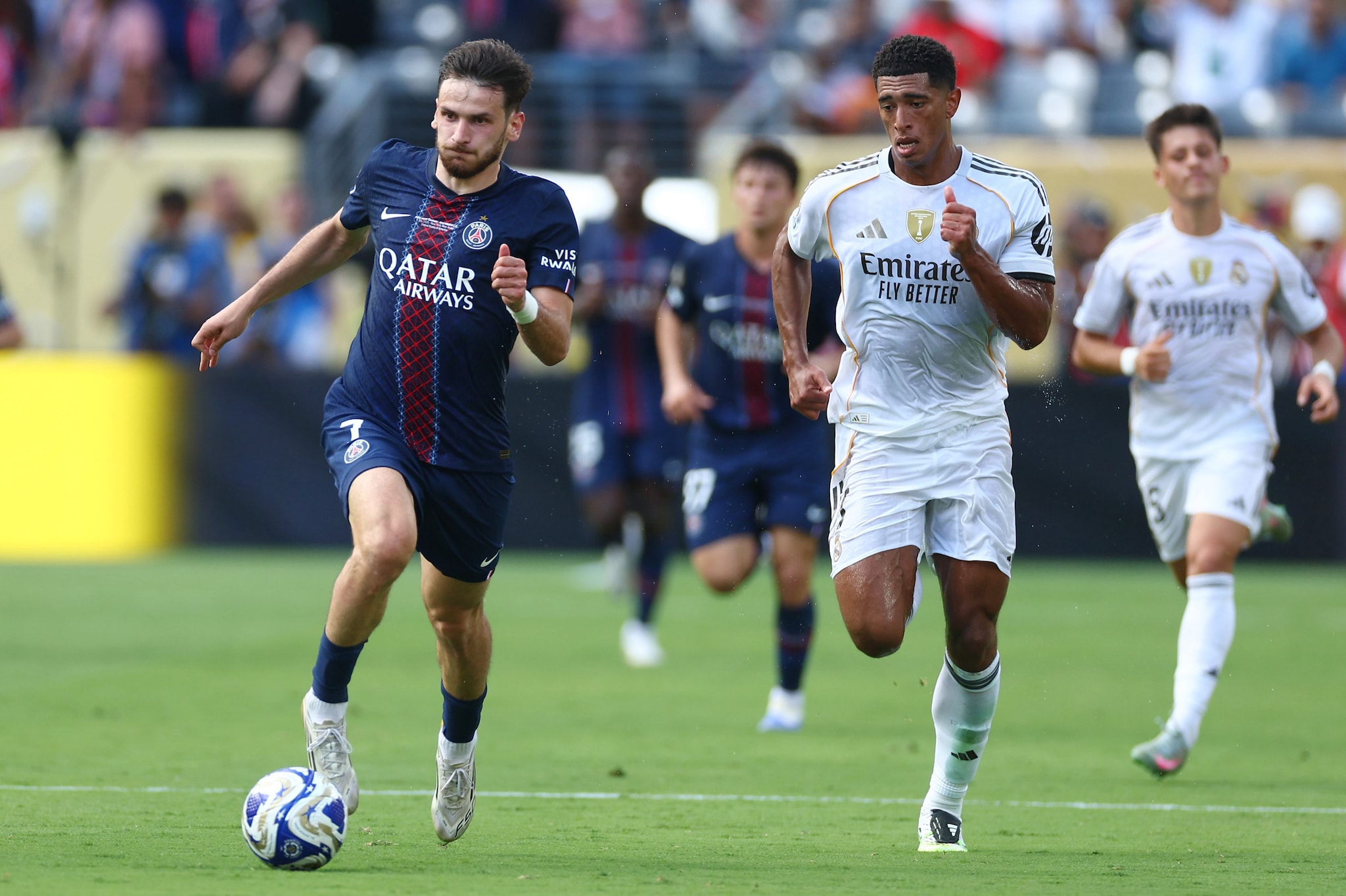 Kvara in campo contro Bellingham.