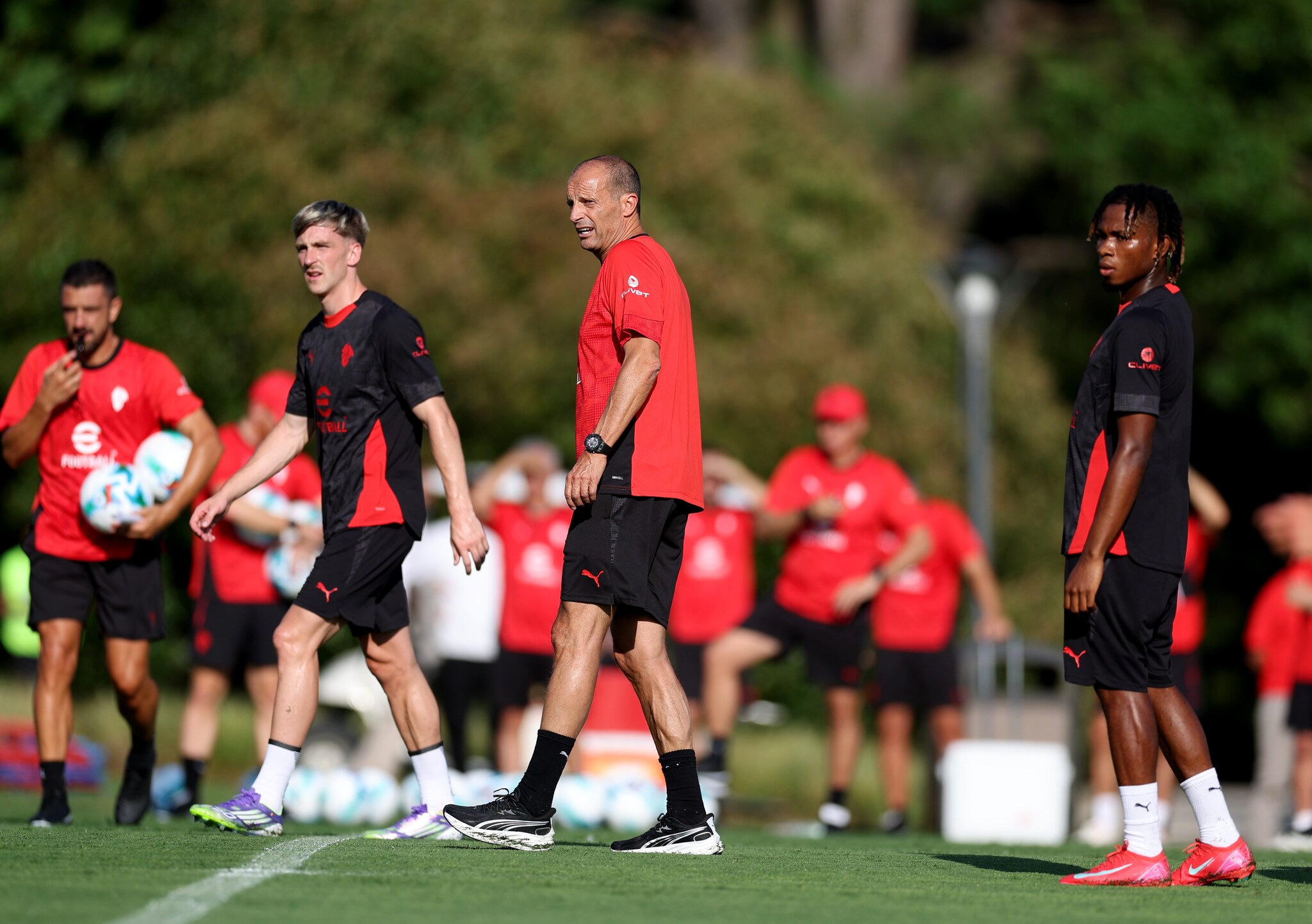 Allegri con Saelemaekers durante gli allenamenti del Milan.