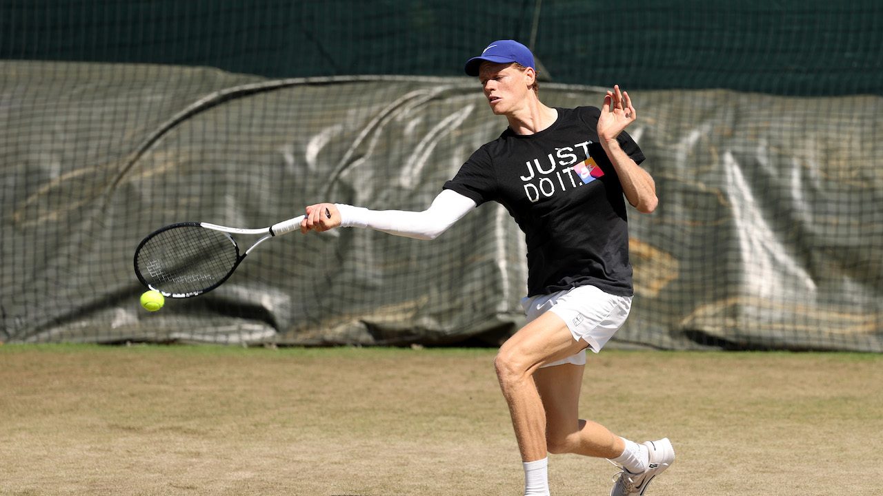 Come sta Sinner, le condizioni prima della partita con Shelton a Wimbledon: ha un tutore al braccio