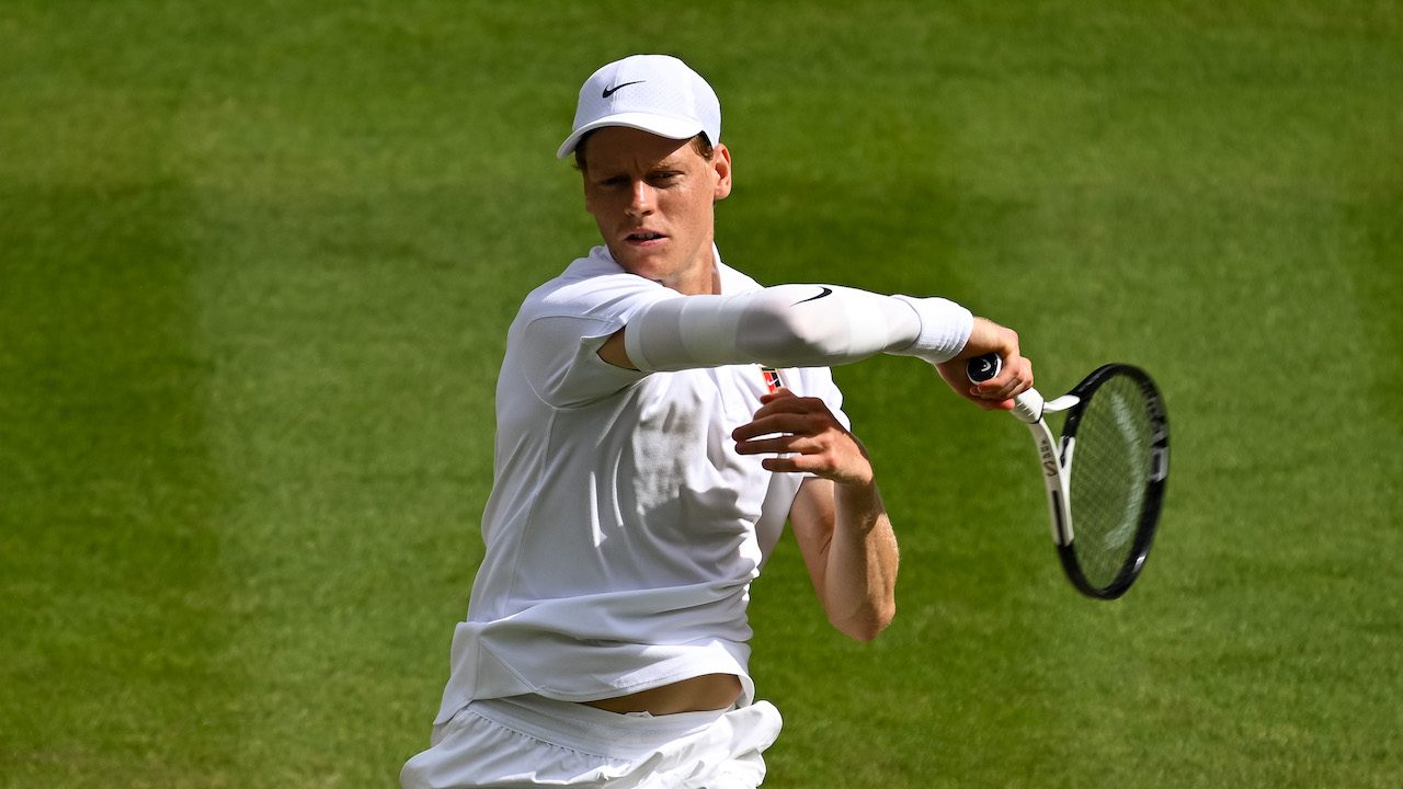 Sinner-Djokovic 6-3 6-3 6-4: Jannik in finale a Wimbledon, affronterà Alcaraz
