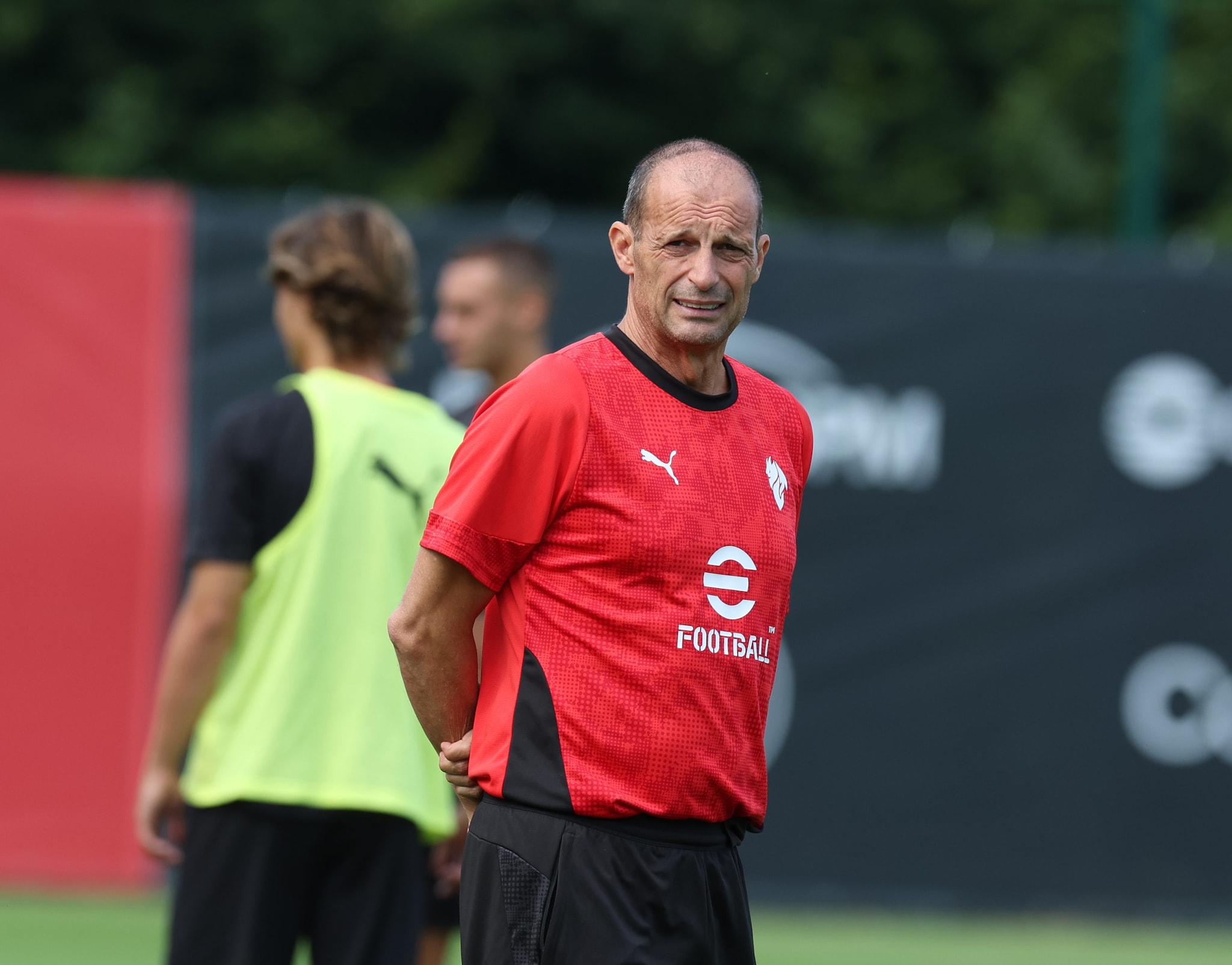 Allegri in campo a dirigere i primi allenamenti del Milan.