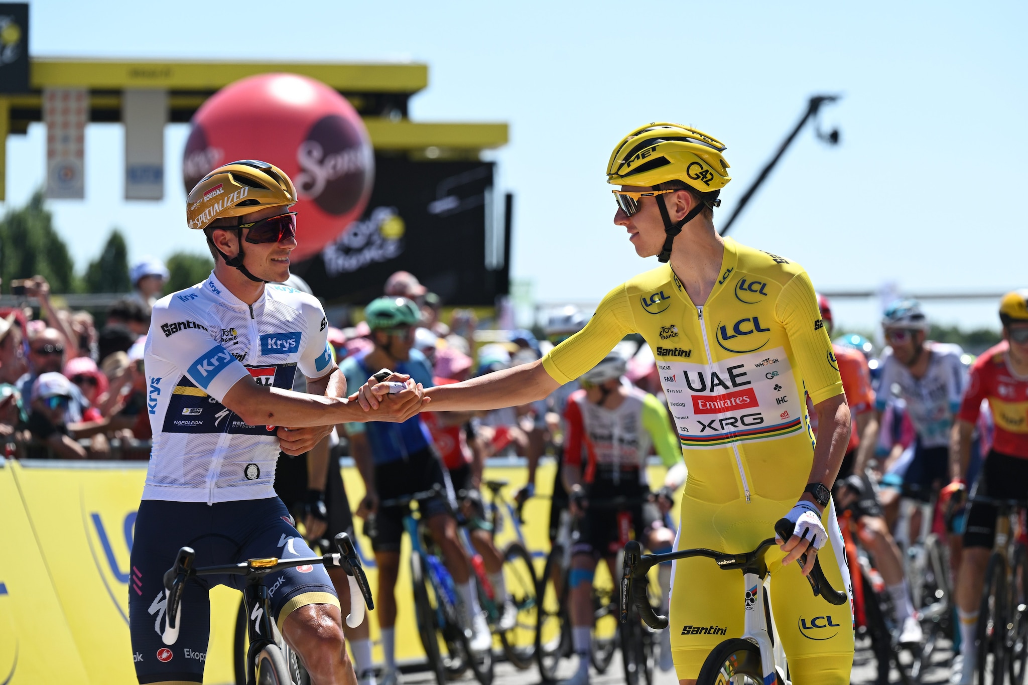 Evenepoel e Pogacar durante una tappa del Tour.