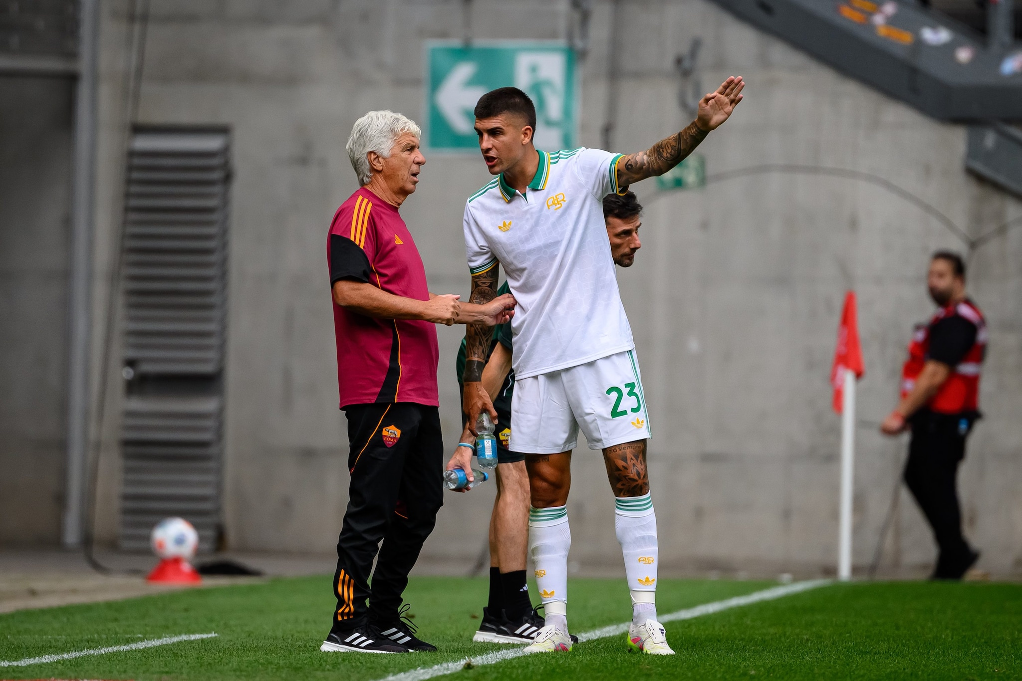 Gasperini dà indicazioni a Mancini durante la partita.