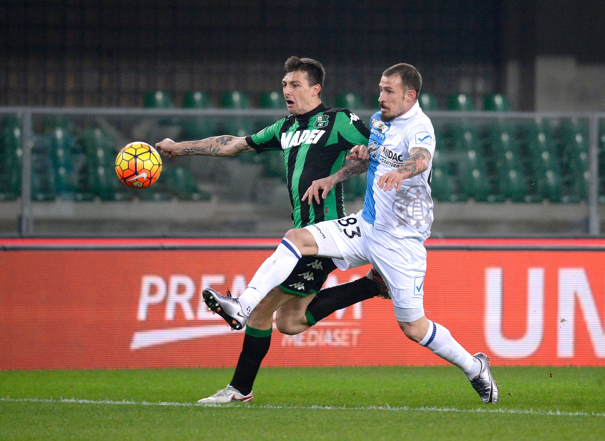 Acerbi e Floro Flores avversari durante un Sassuolo–Chievo la stagione successiva.