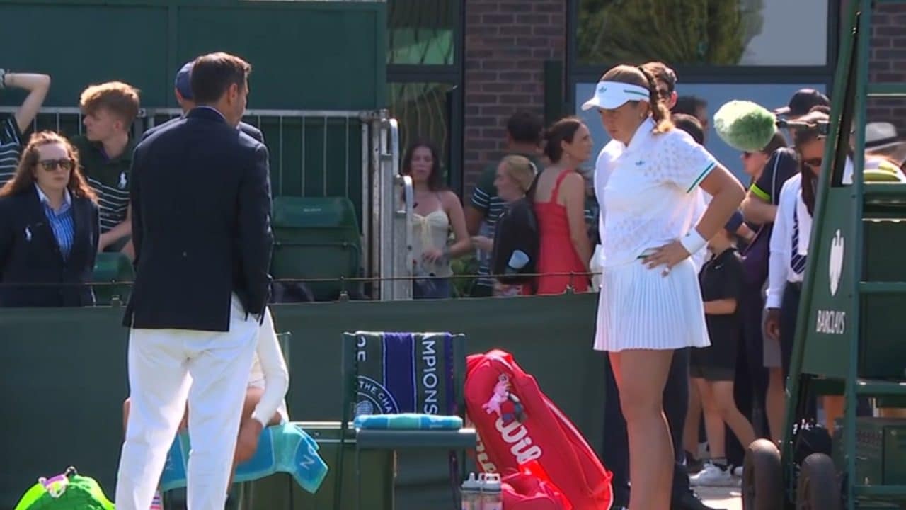 Jelena Ostapenko sconcertata a Wimbledon: solleva la gonna per far vedere all'arbitro cosa indossa