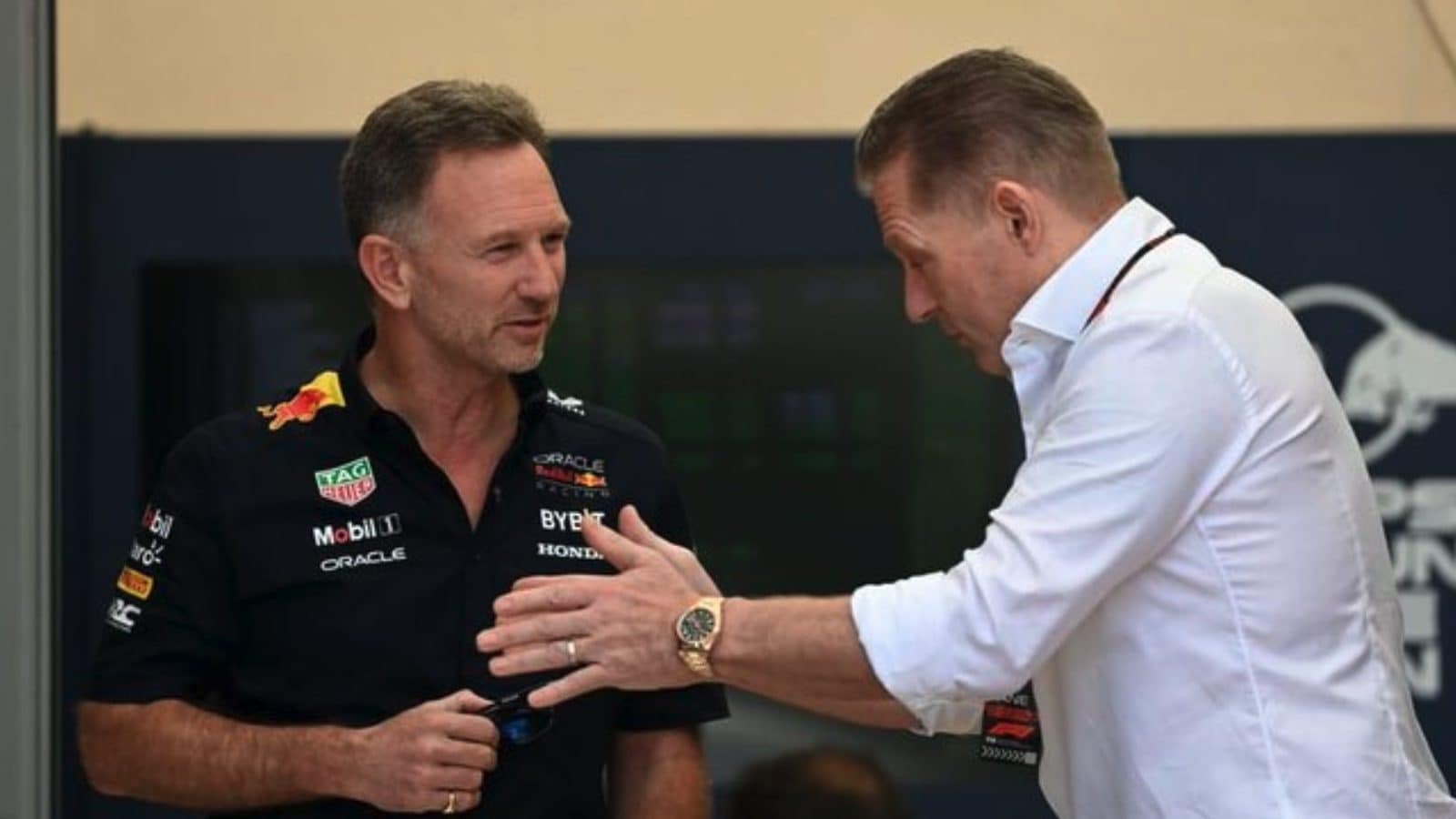 Jos Verstappen e Horner discutono animatamente nel paddock a Silverstone: alta tensione in Red Bull